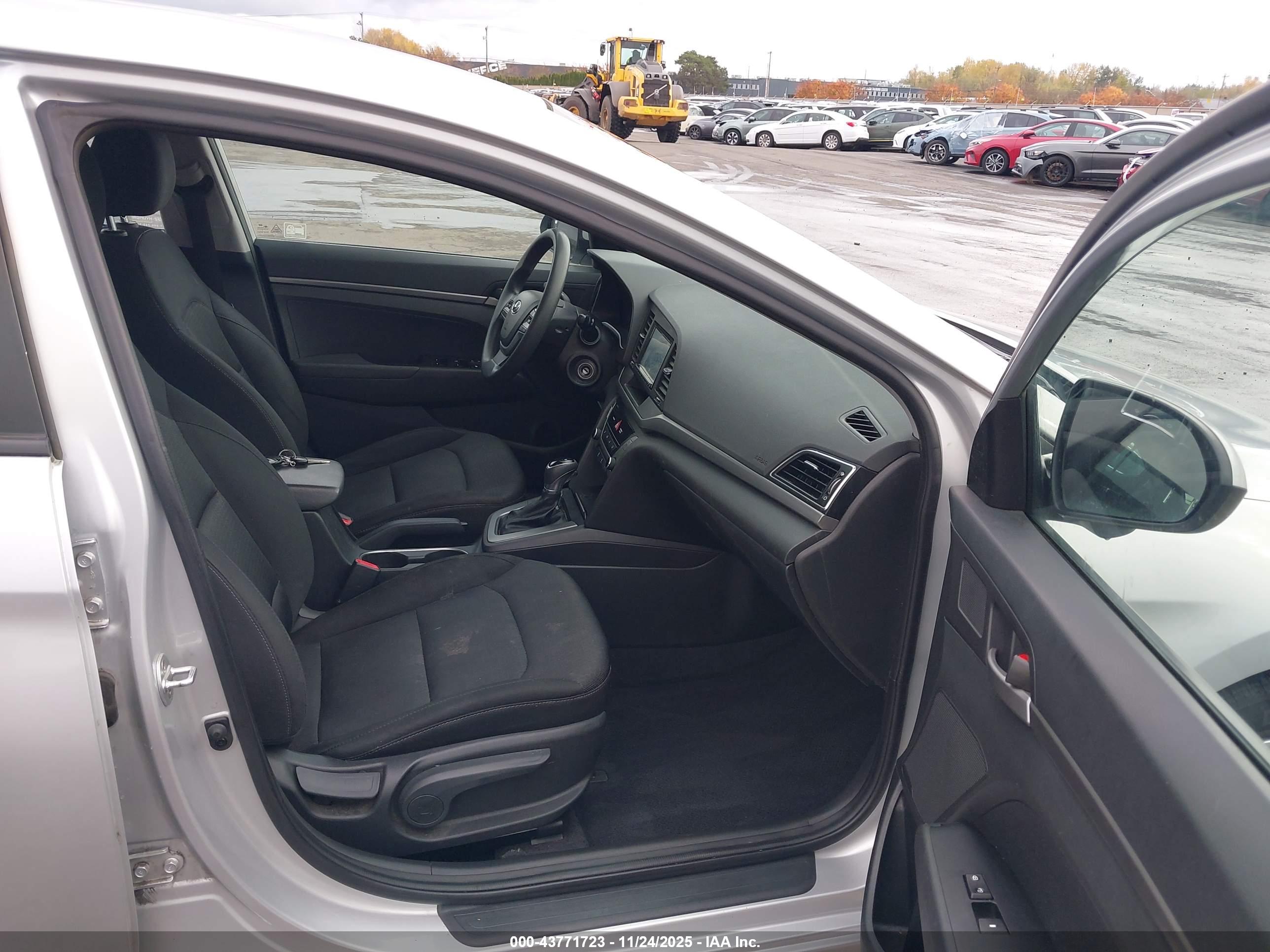 HYUNDAI ELANTRA image 5