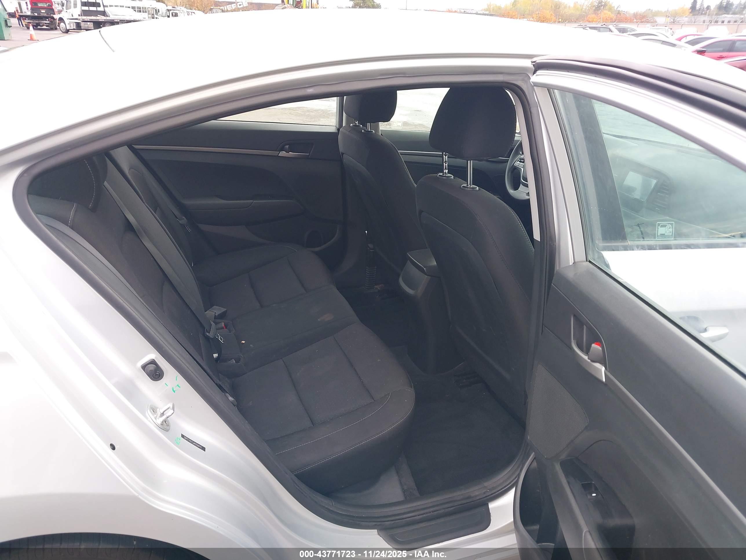 HYUNDAI ELANTRA image 8