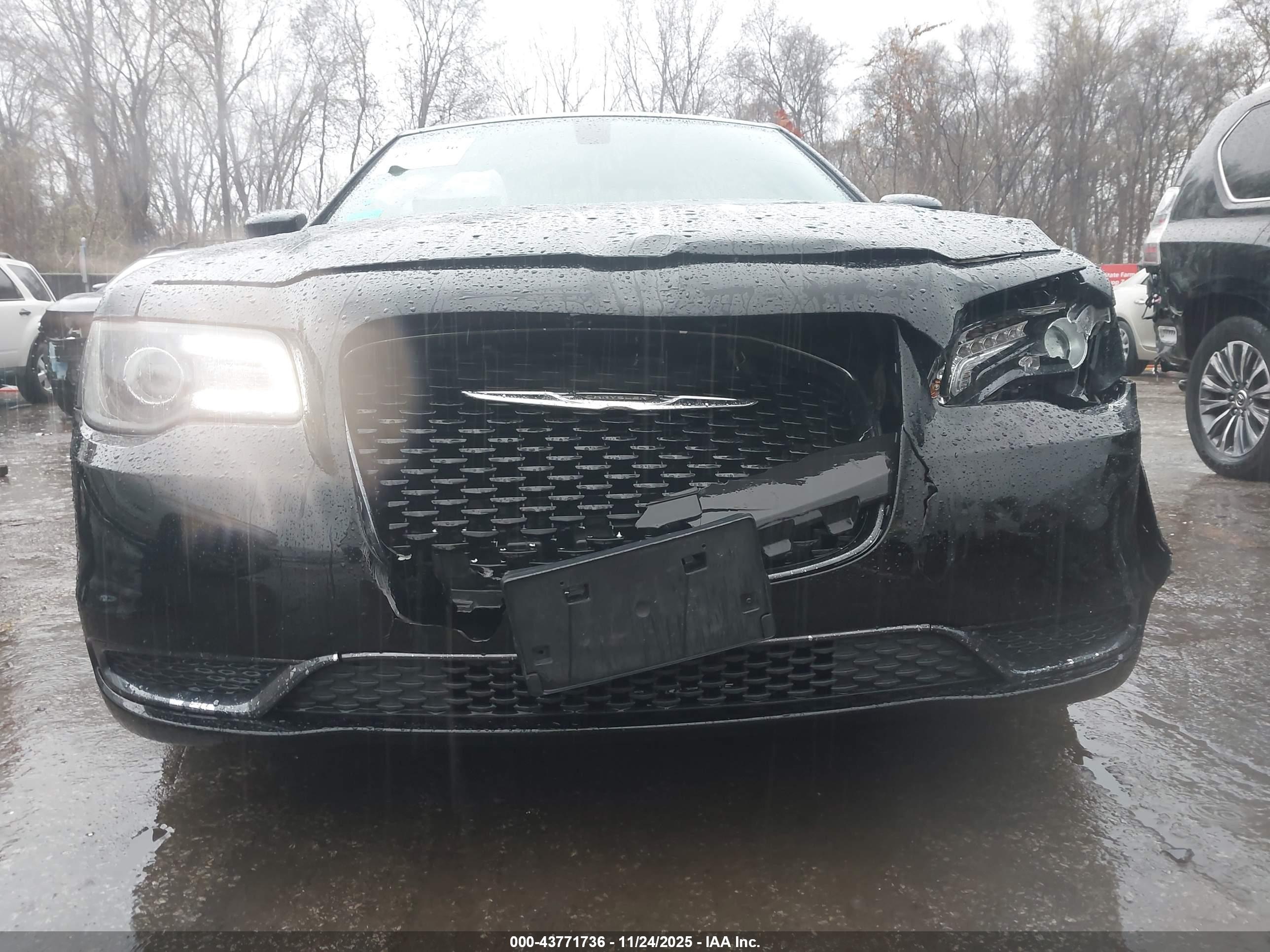 CHRYSLER 300 image 6