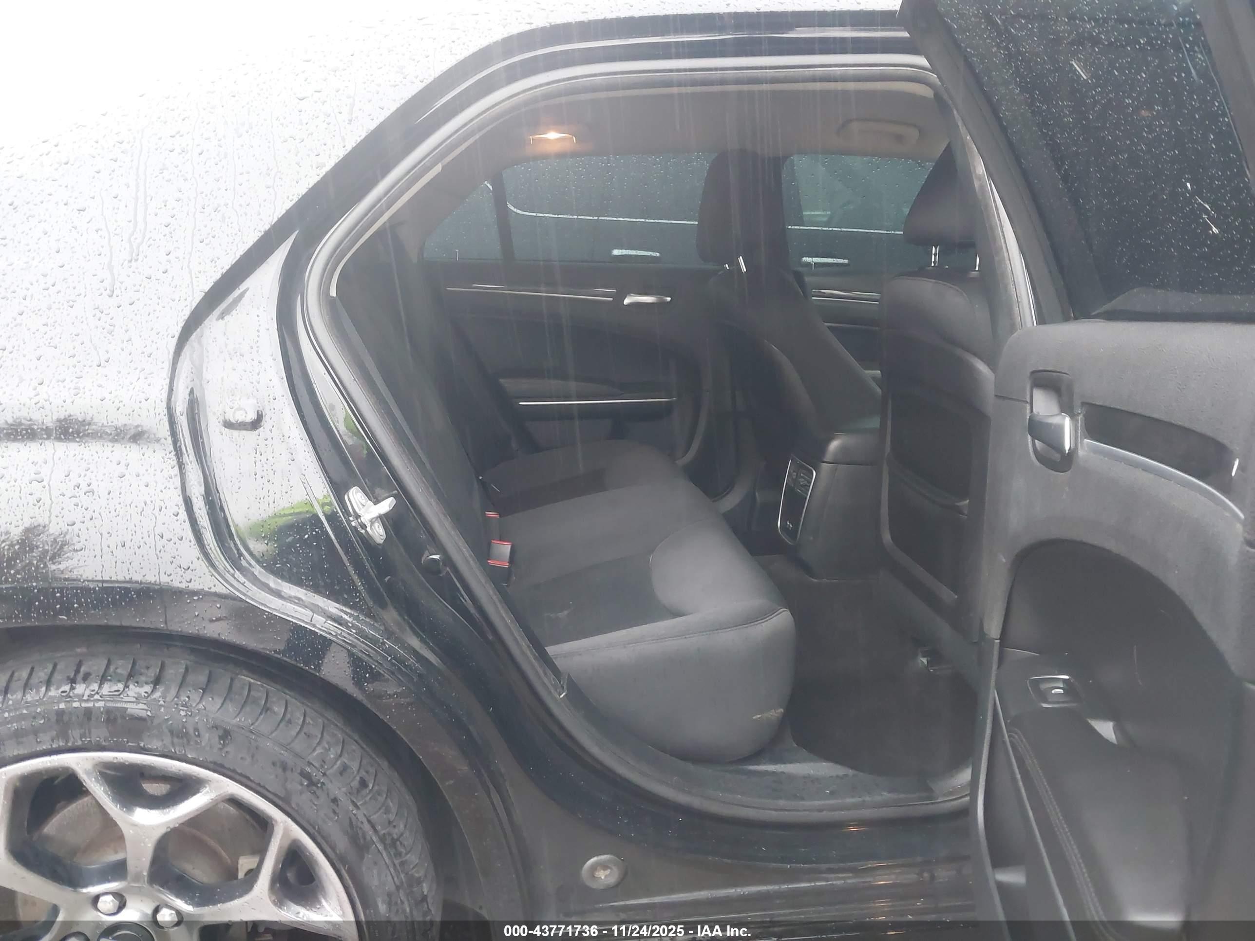 CHRYSLER 300 image 8