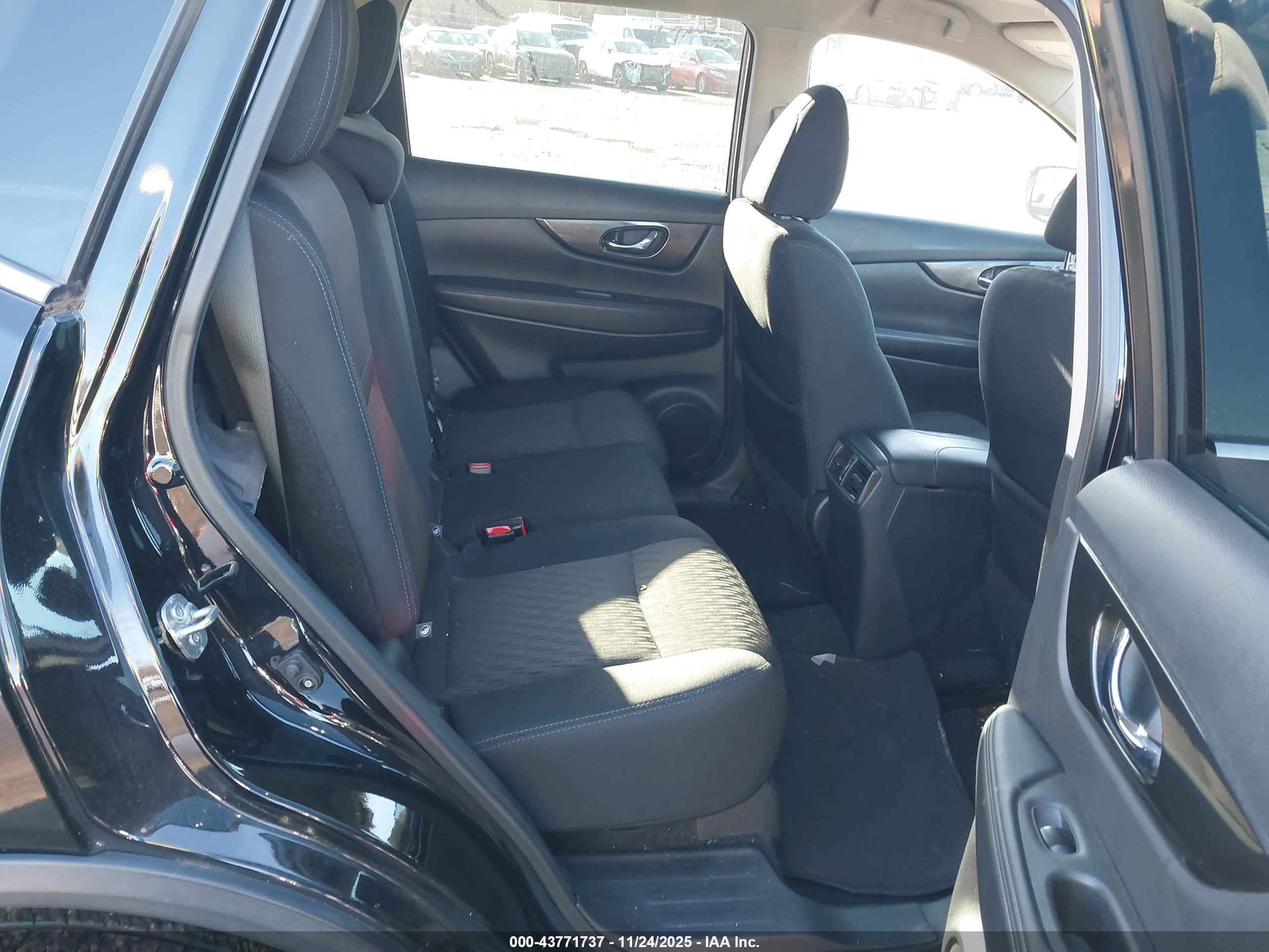 NISSAN ROGUE image 8