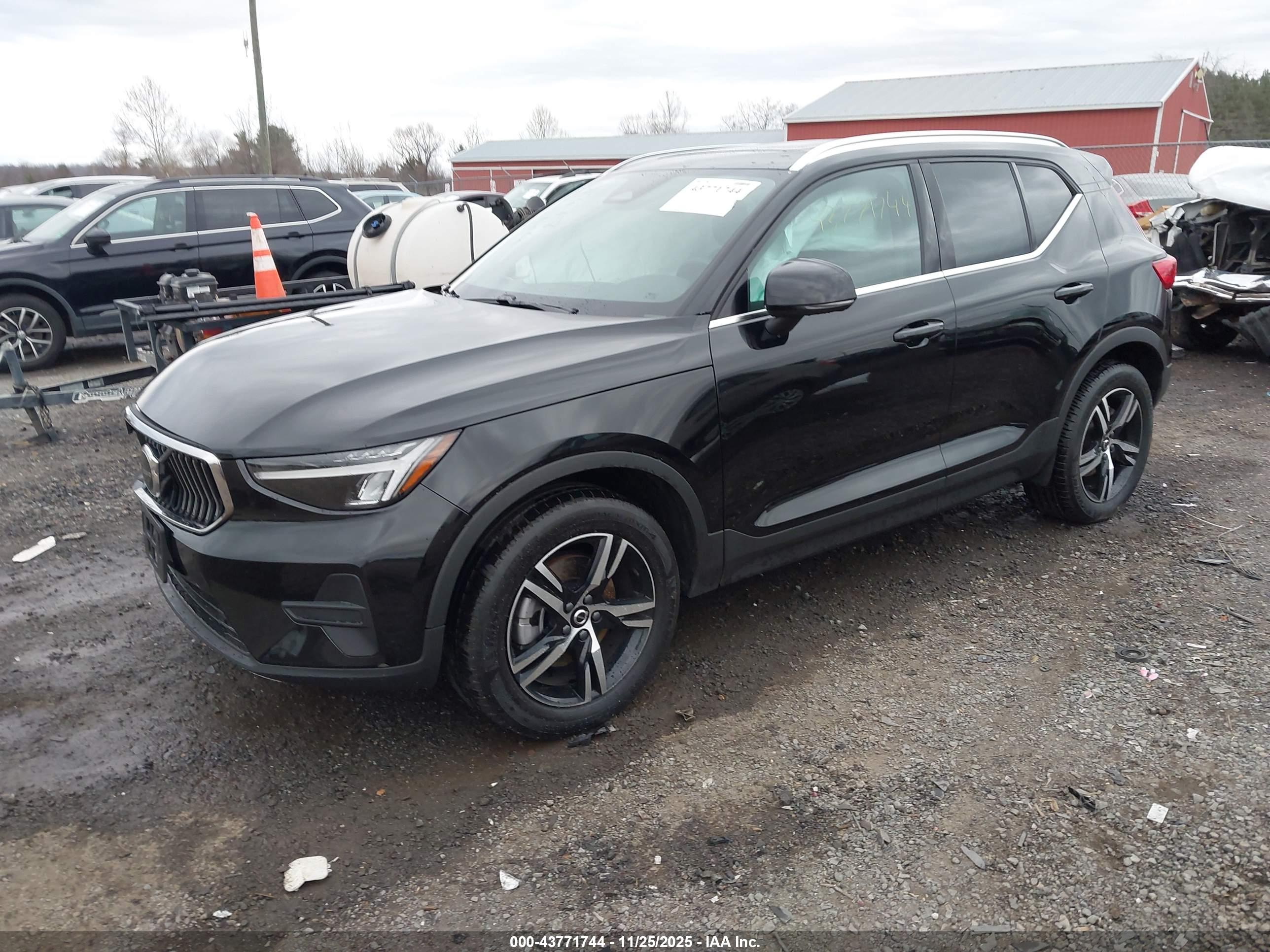 VOLVO XC40 image 2