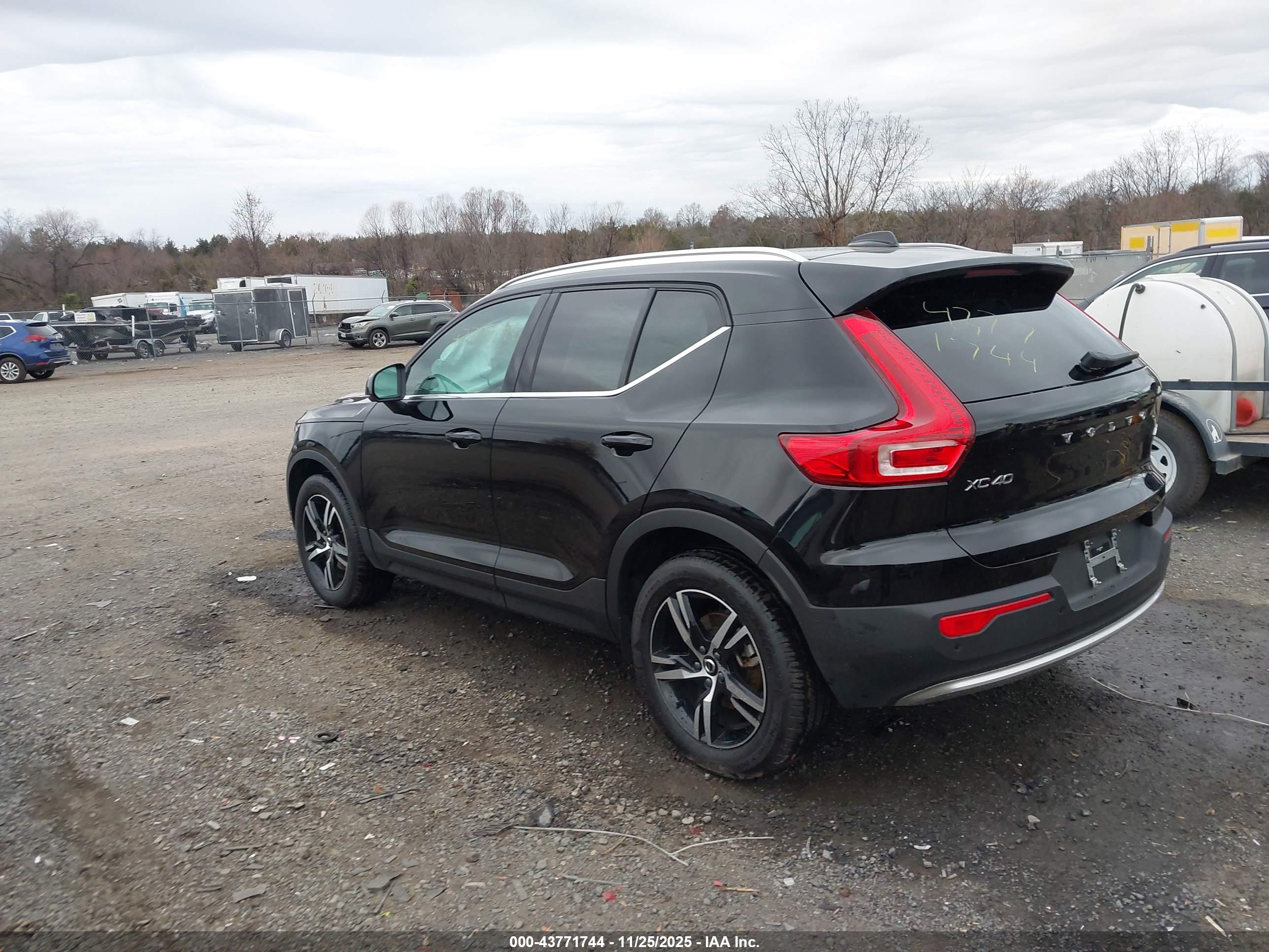 VOLVO XC40 image 3