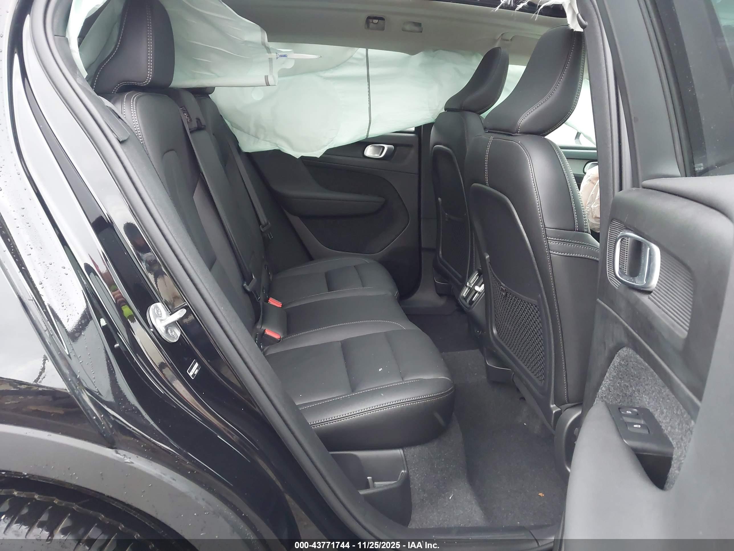 VOLVO XC40 image 8