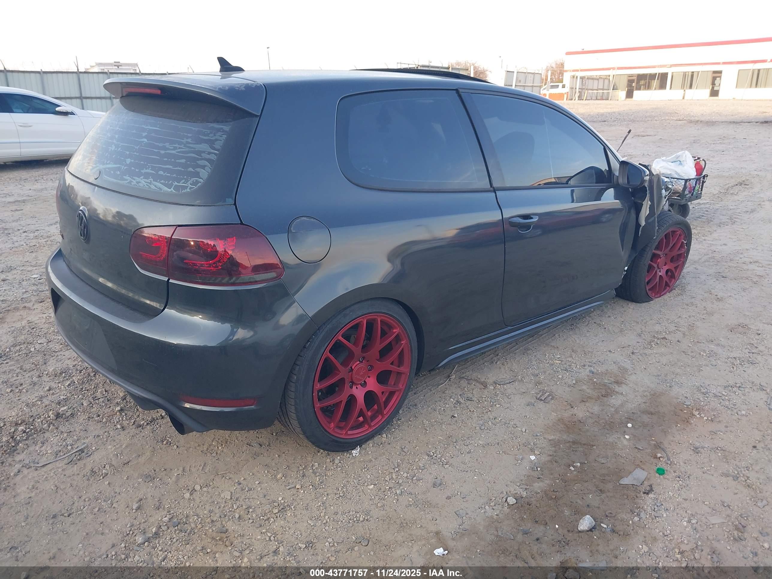 VOLKSWAGEN GTI image 4