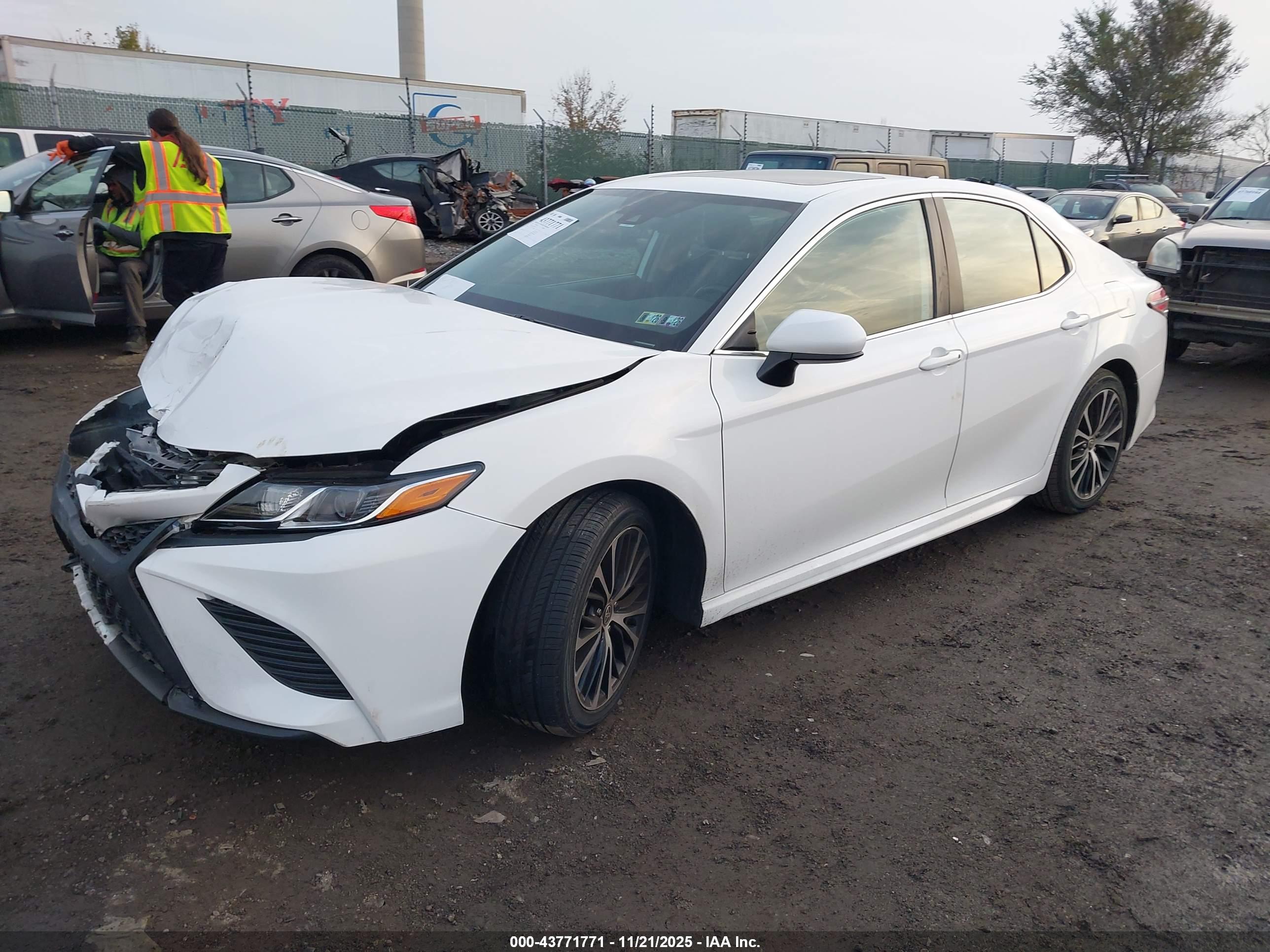 TOYOTA CAMRY image 2