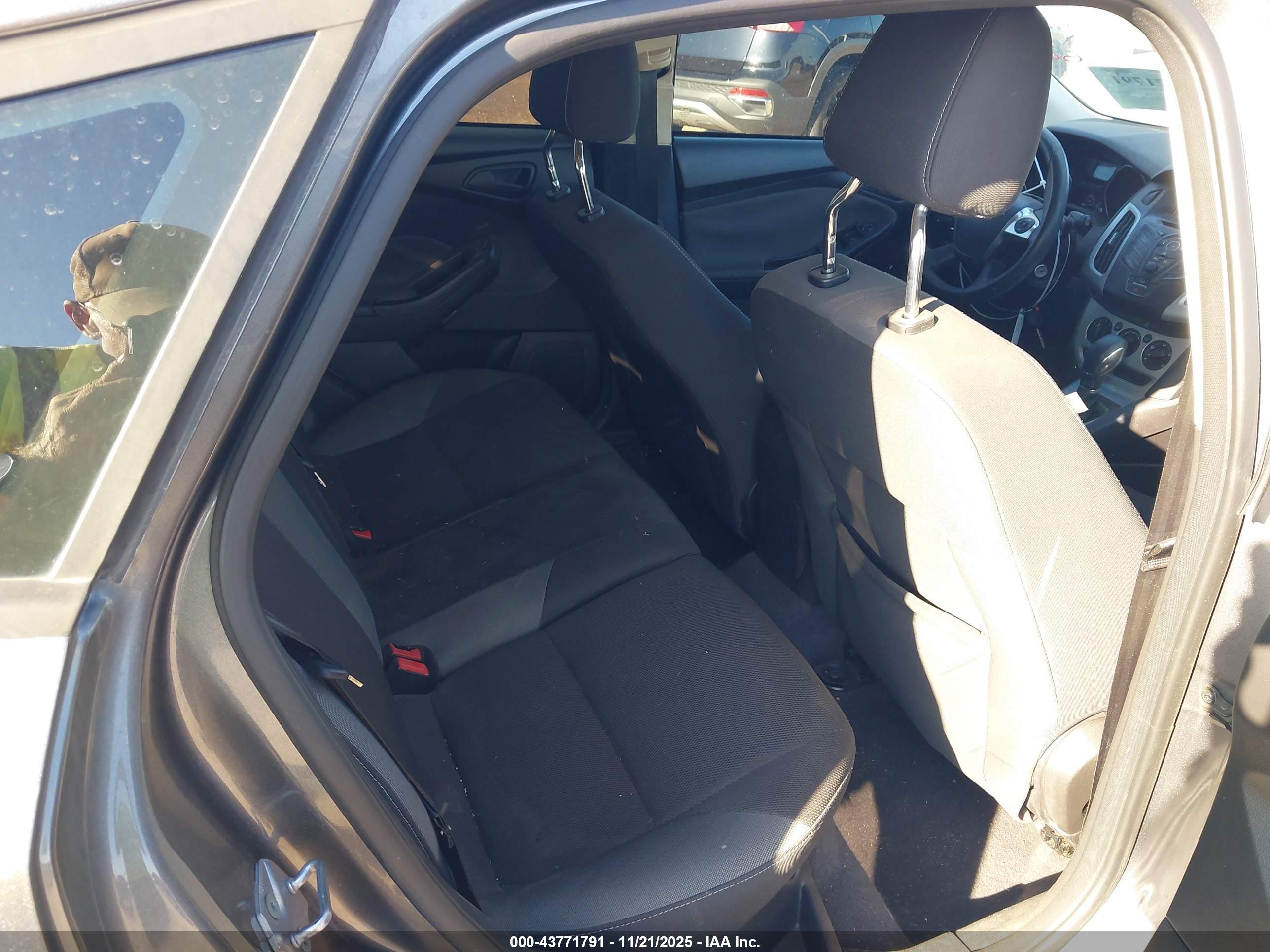 FORD FOCUS image 8