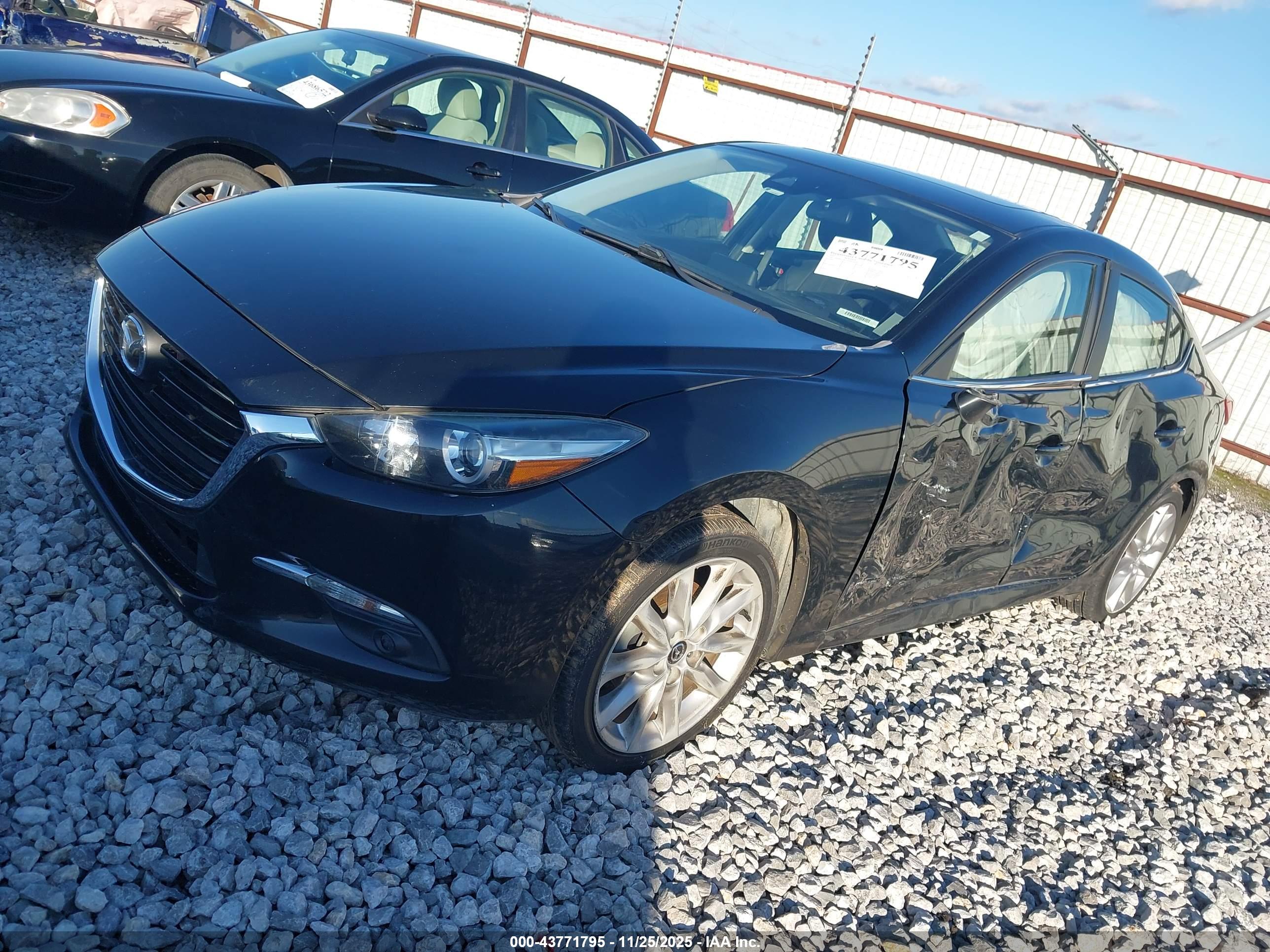 MAZDA MAZDA3 image 2