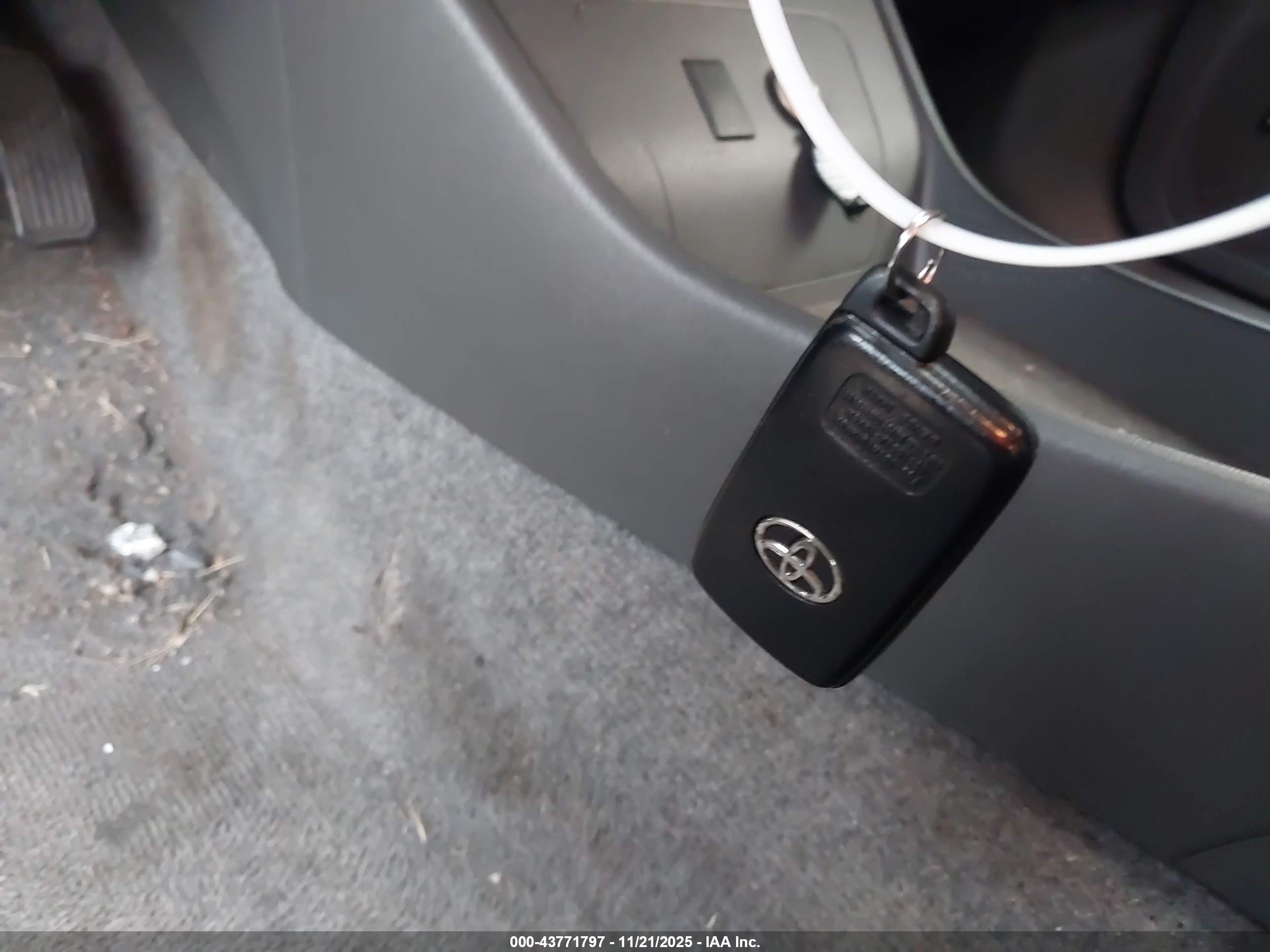 TOYOTA PRIUS image 11