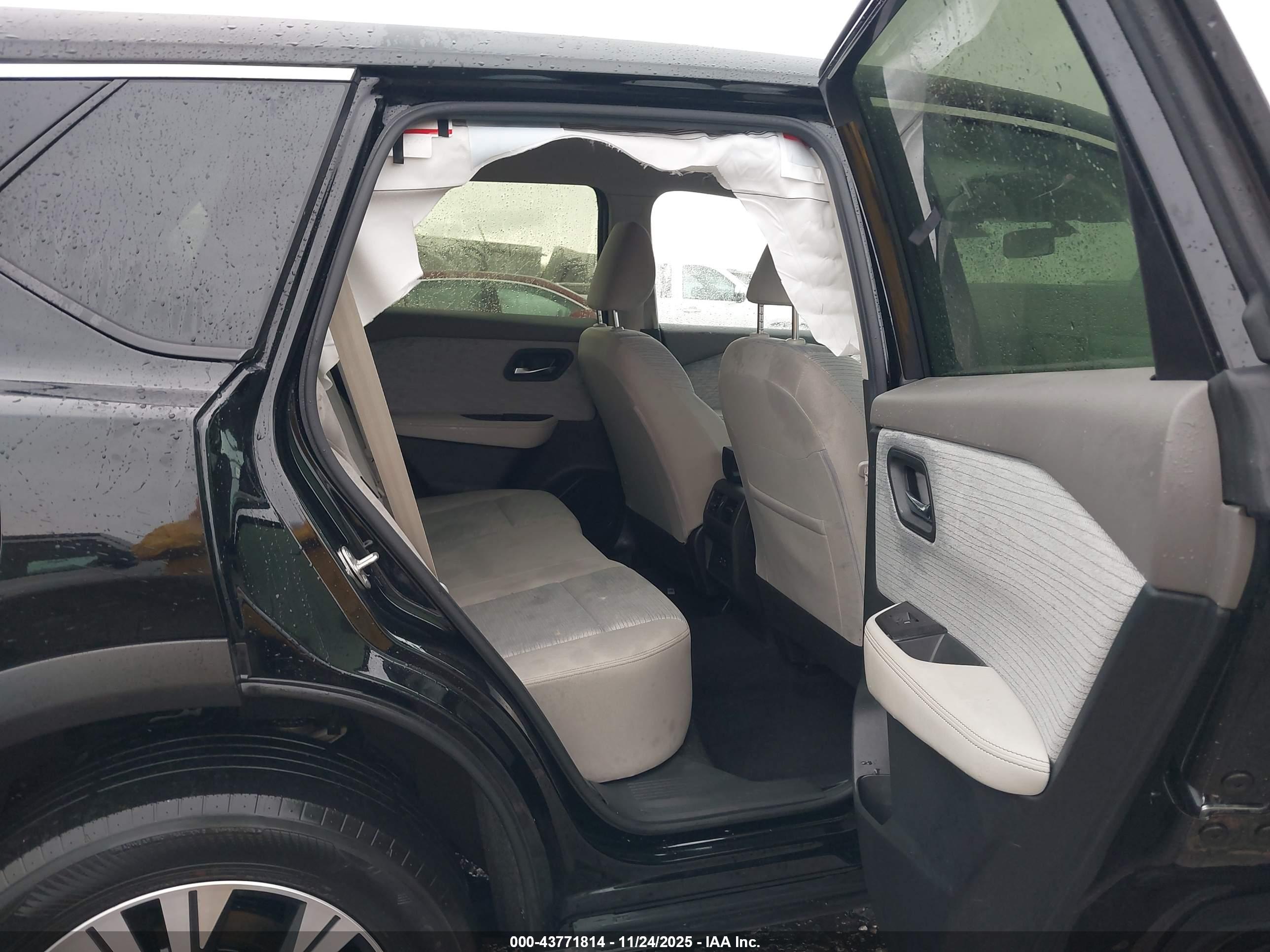 NISSAN ROGUE image 8