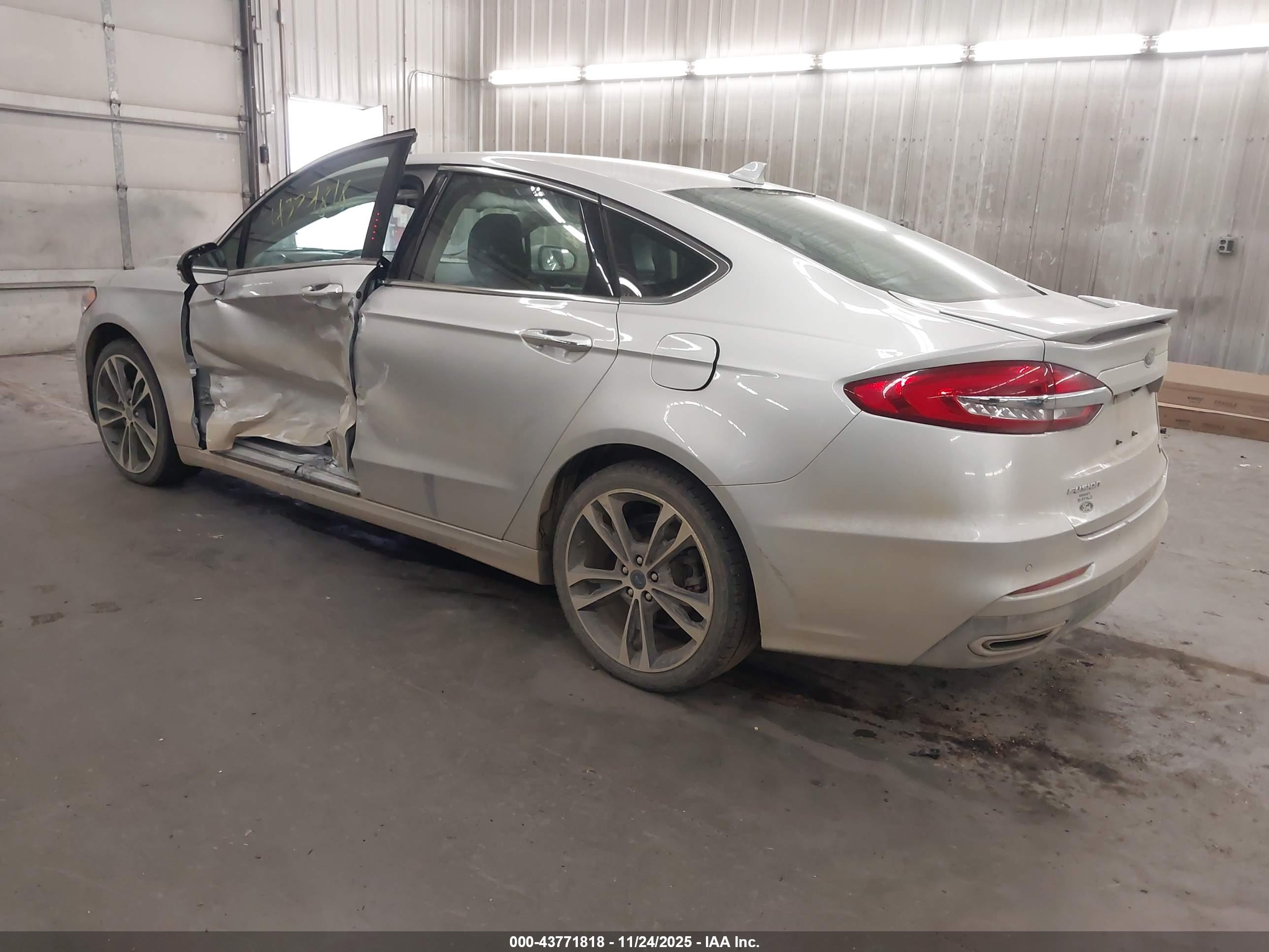 FORD FUSION image 3