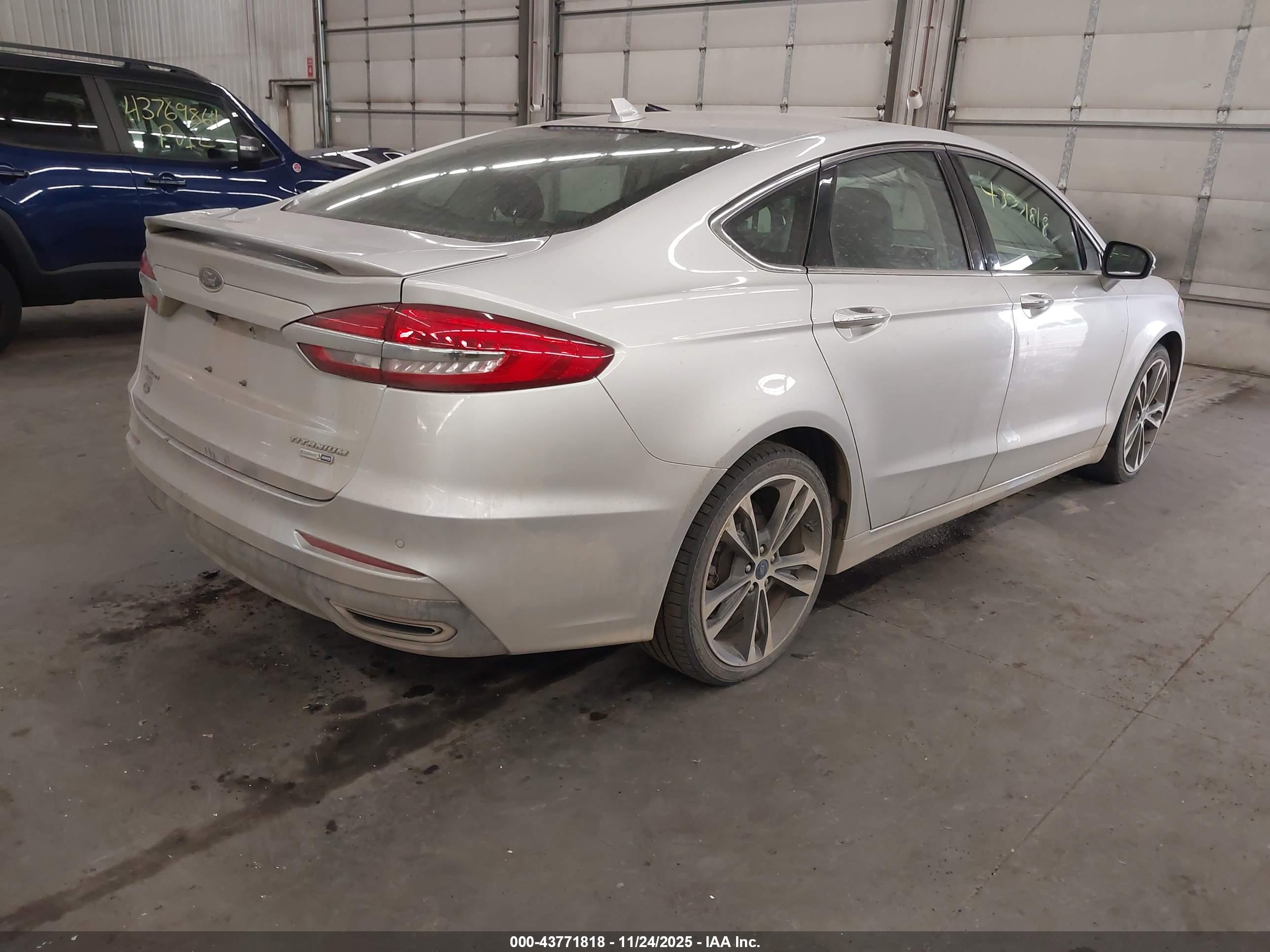 FORD FUSION image 4