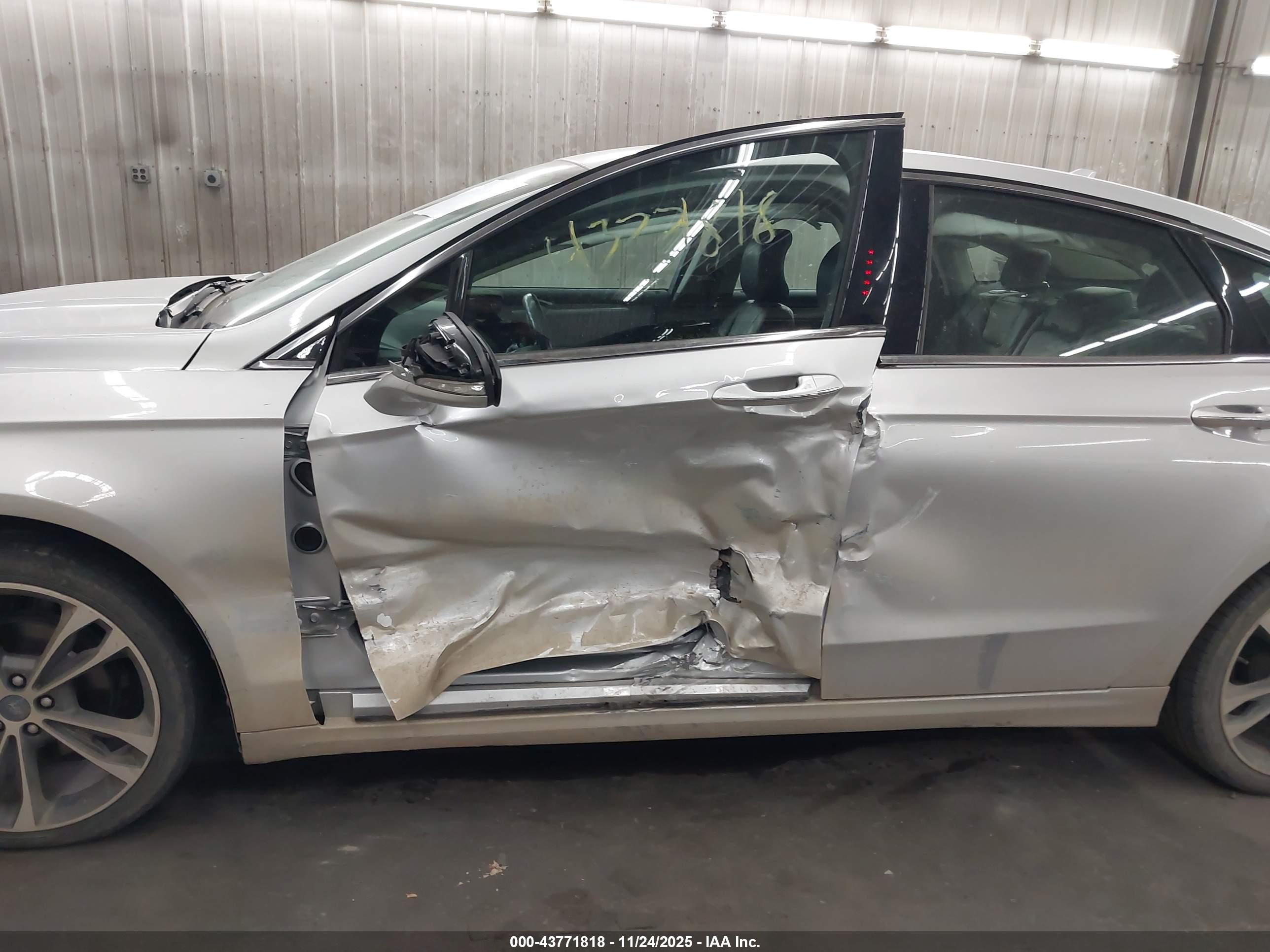 FORD FUSION image 6