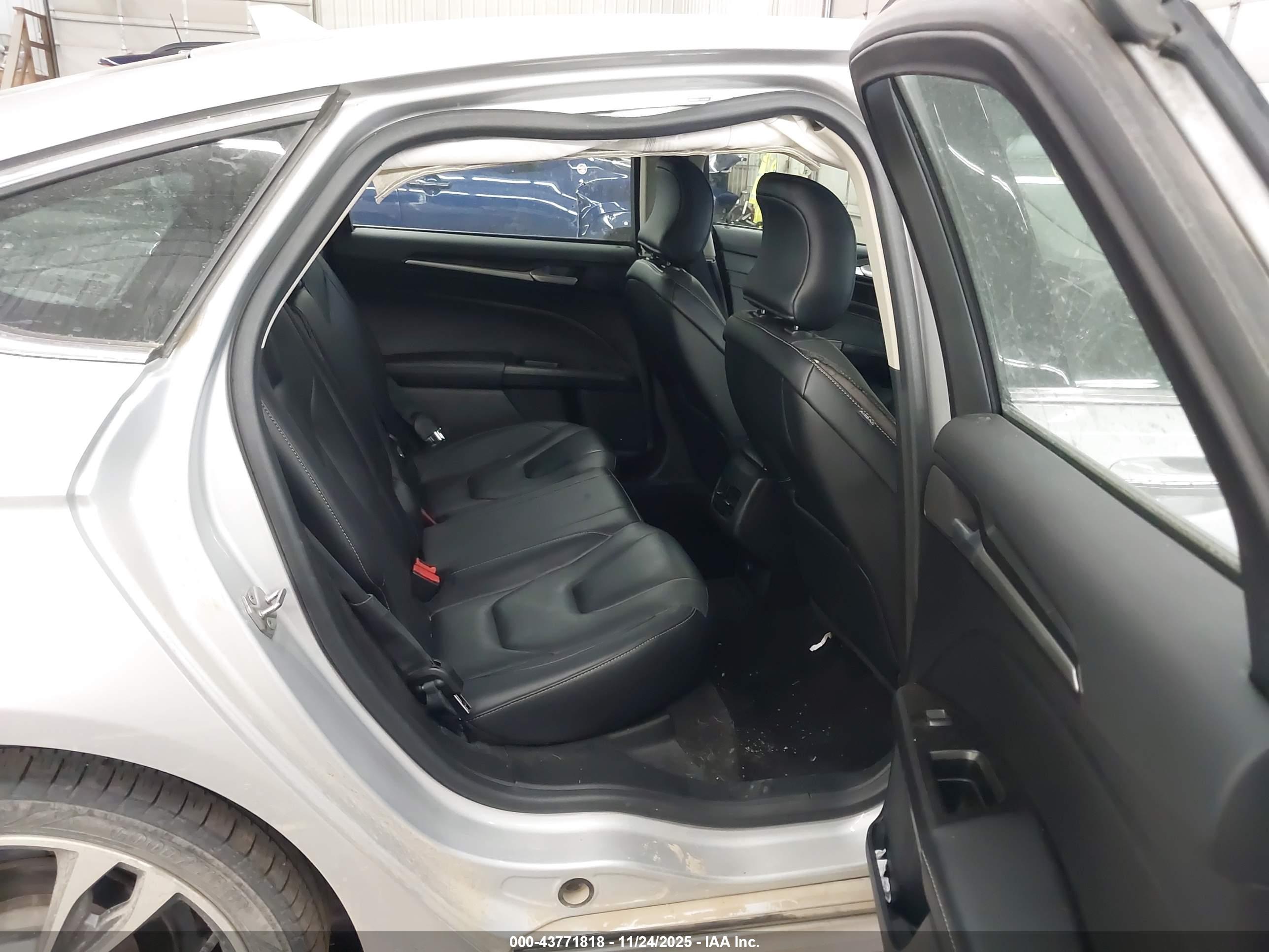 FORD FUSION image 8