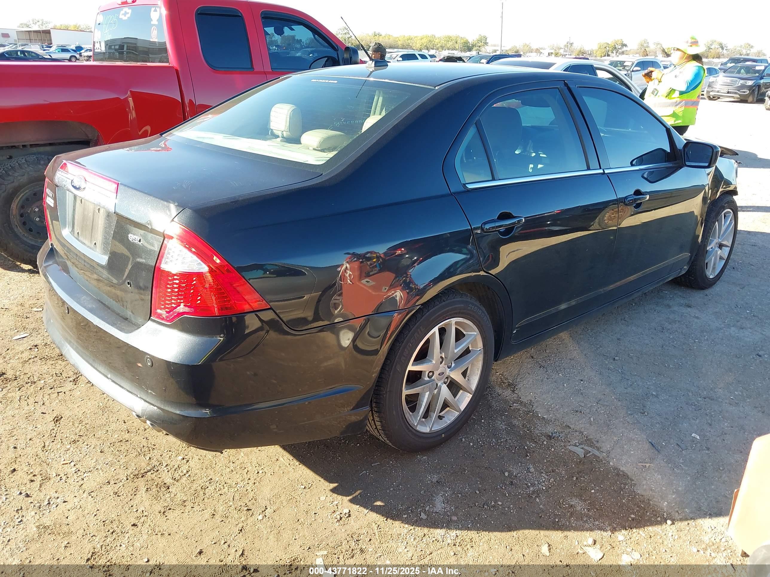 FORD FUSION image 4