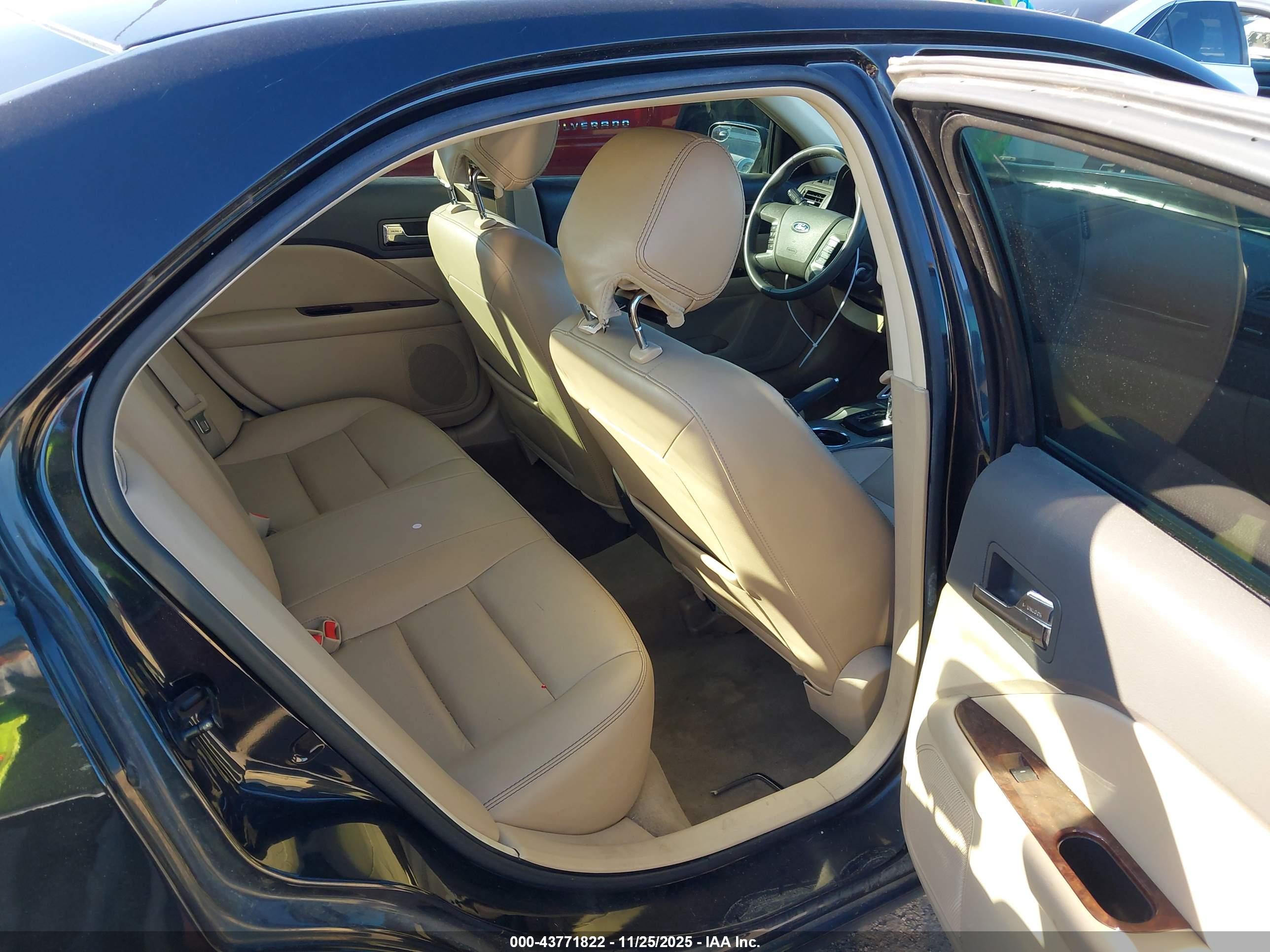 FORD FUSION image 8