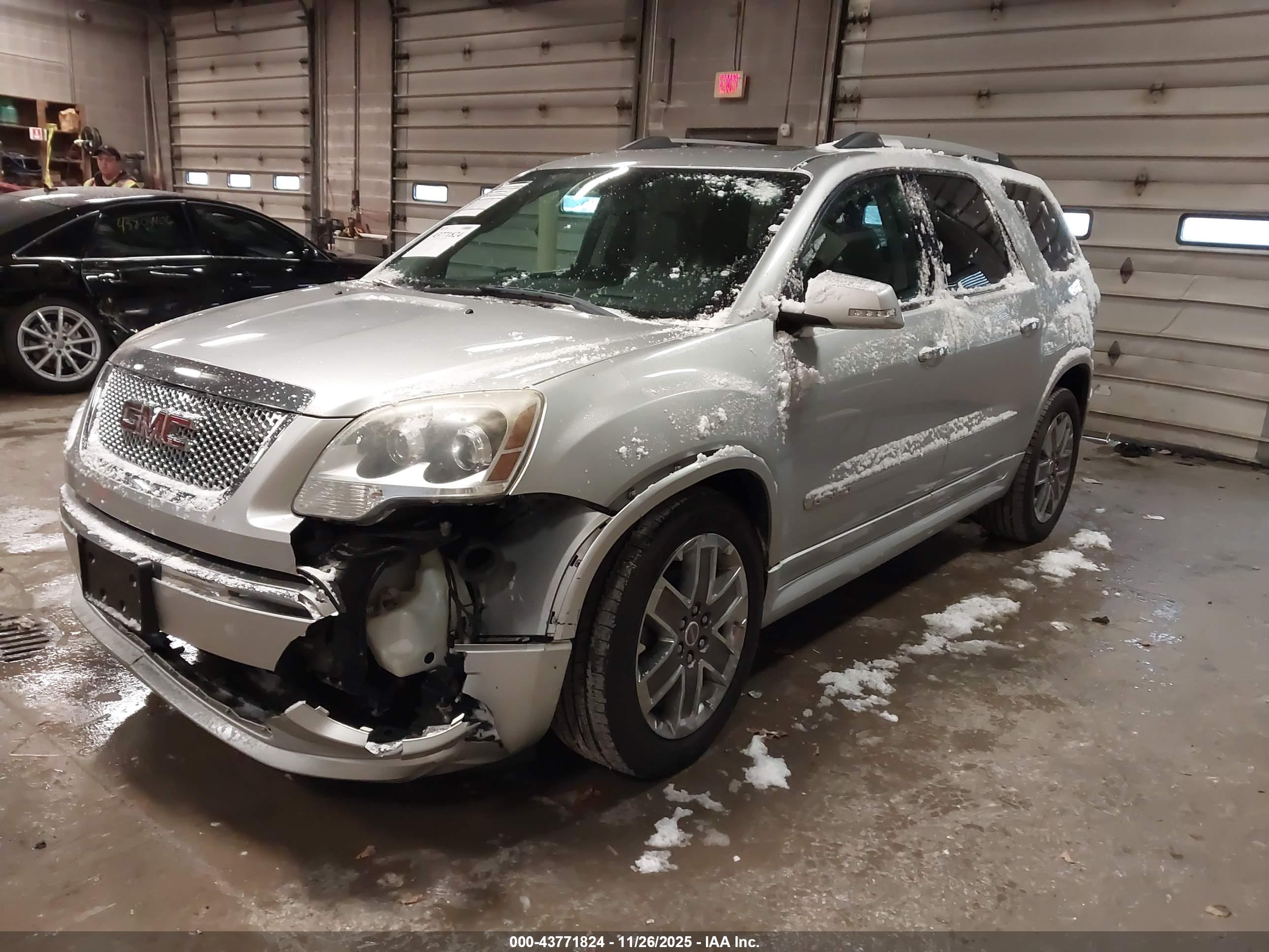 GMC ACADIA image 2