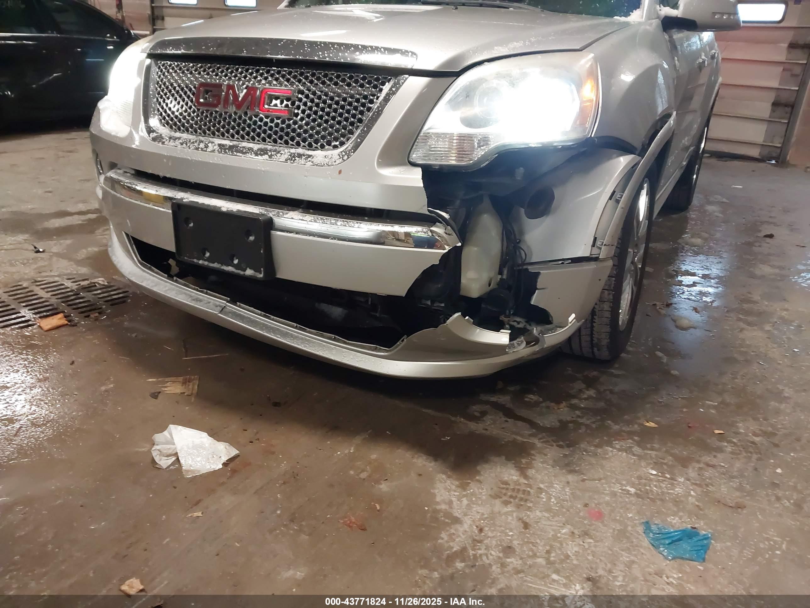 GMC ACADIA image 6