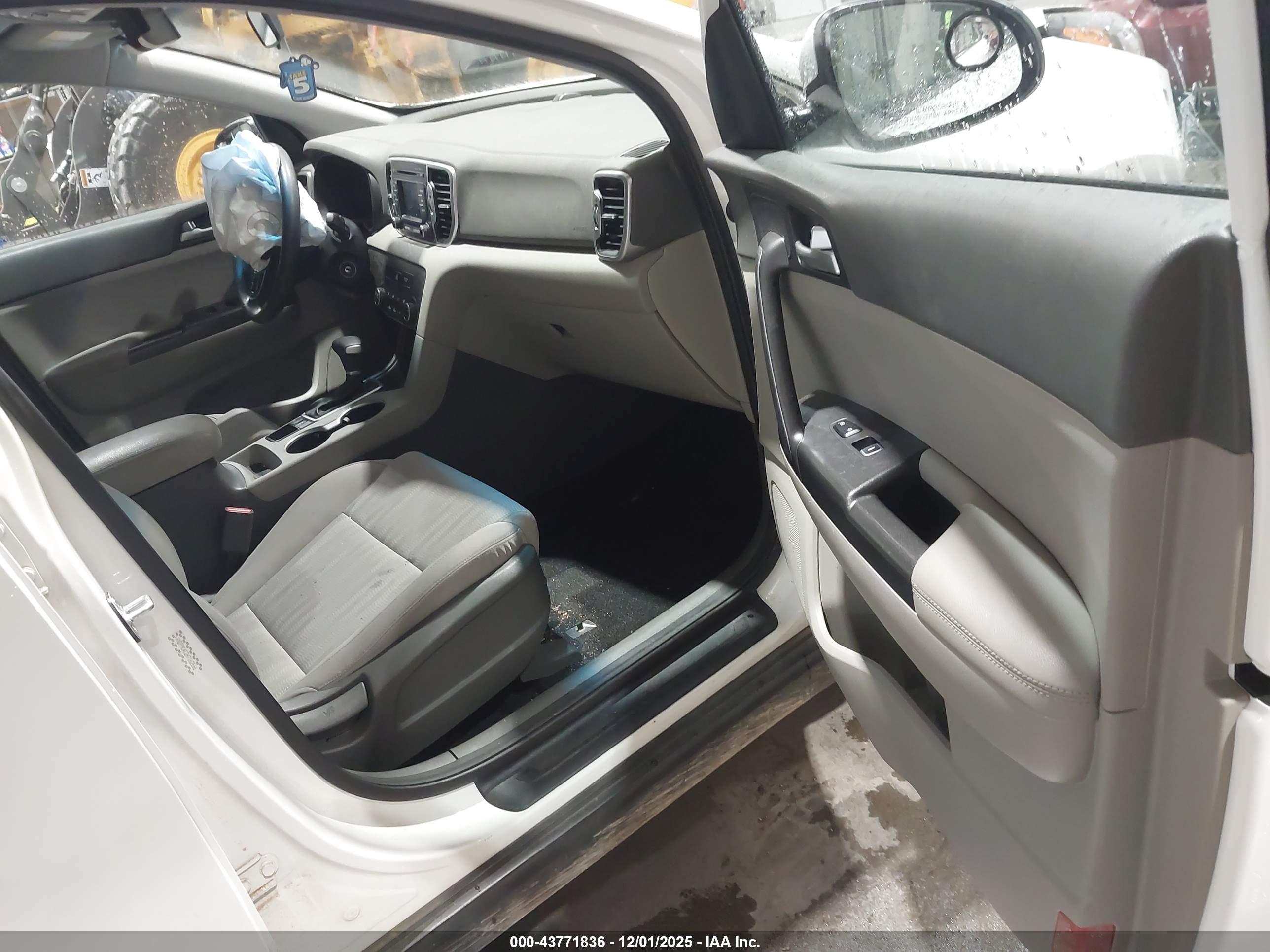 KIA SPORTAGE image 5