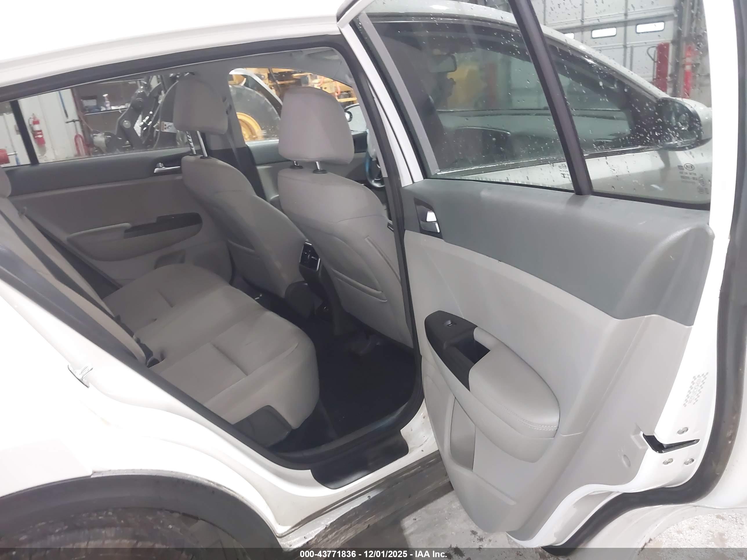 KIA SPORTAGE image 8