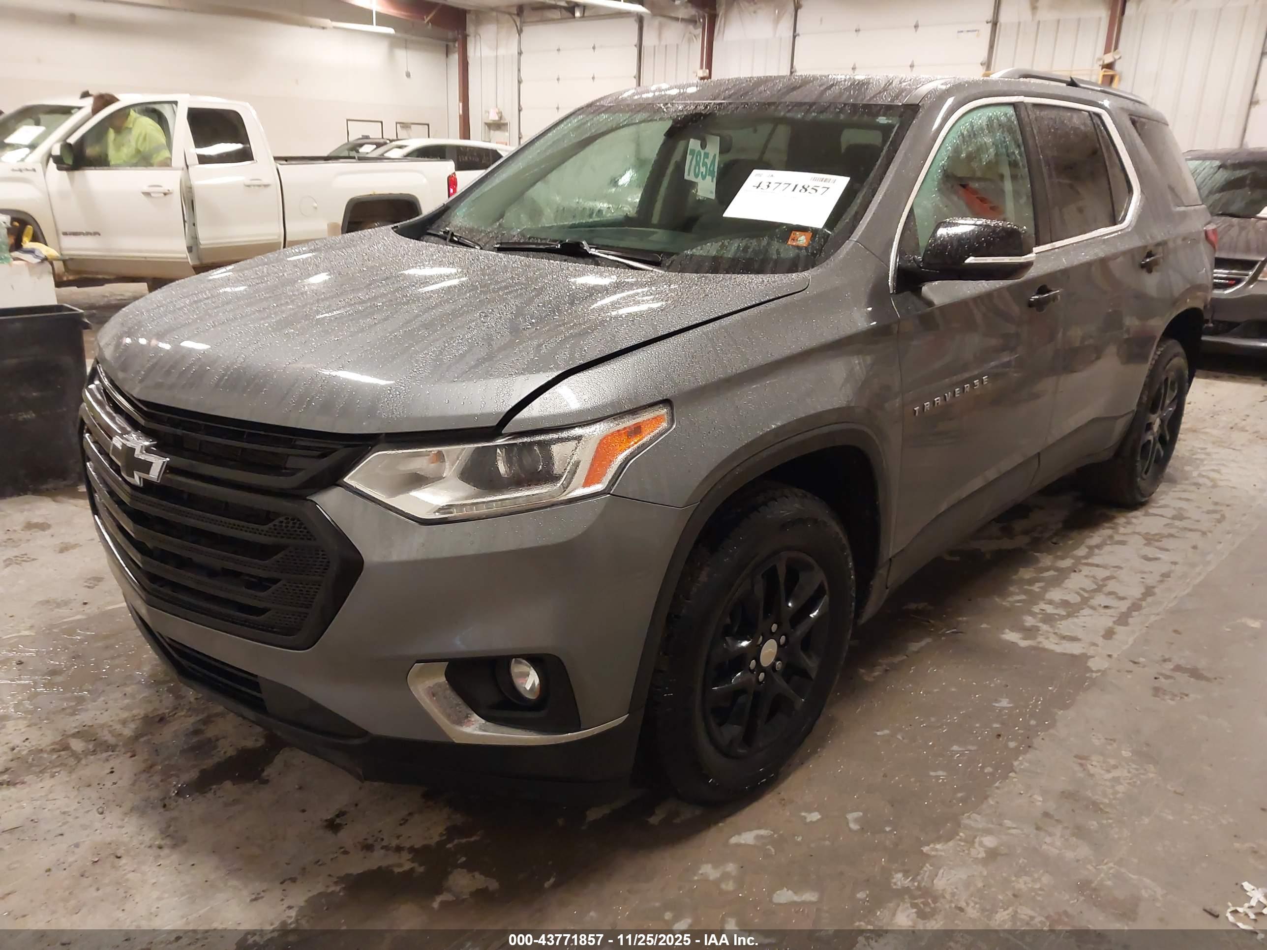 CHEVROLET TRAVERSE image 2