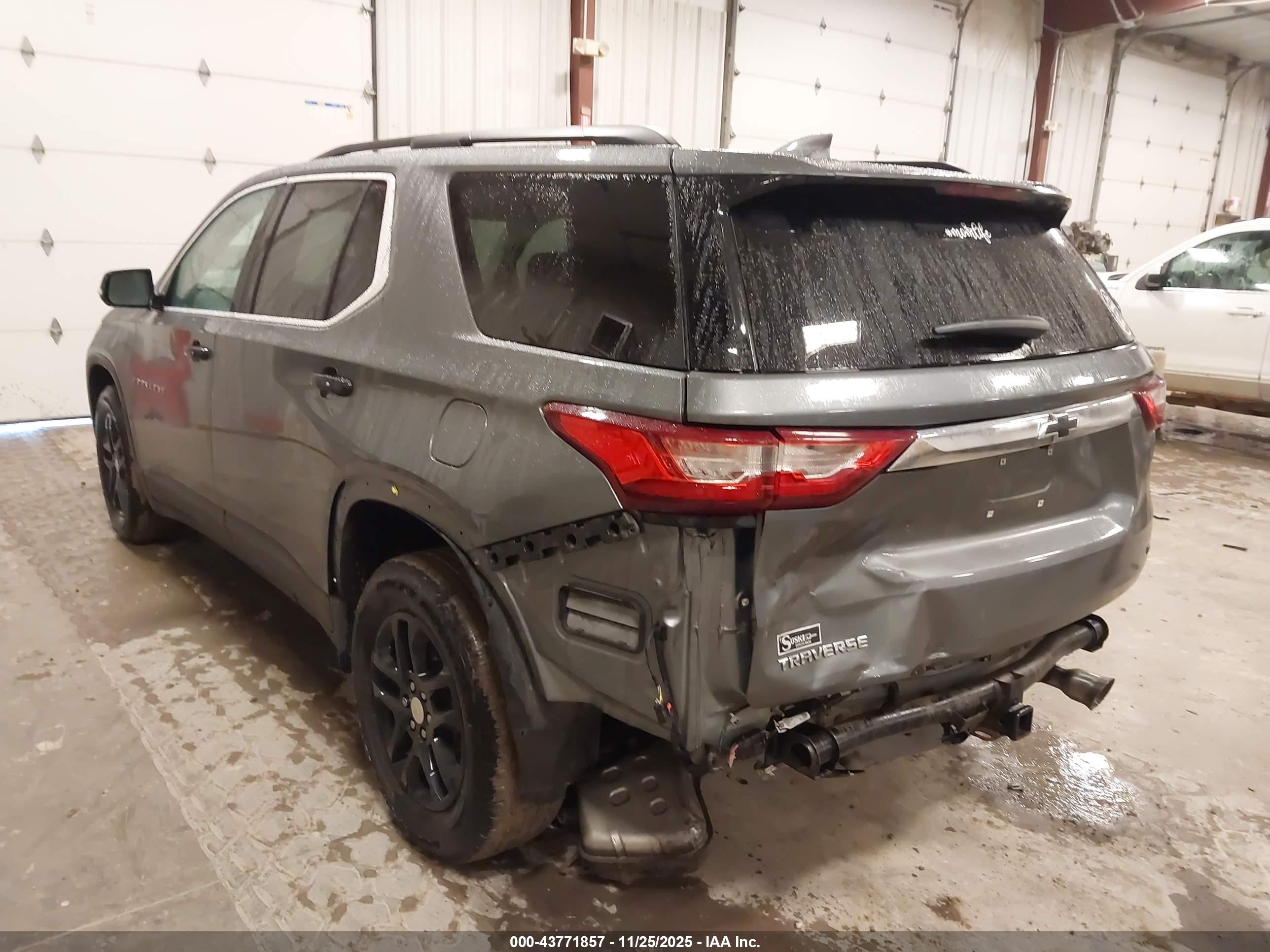 CHEVROLET TRAVERSE image 3