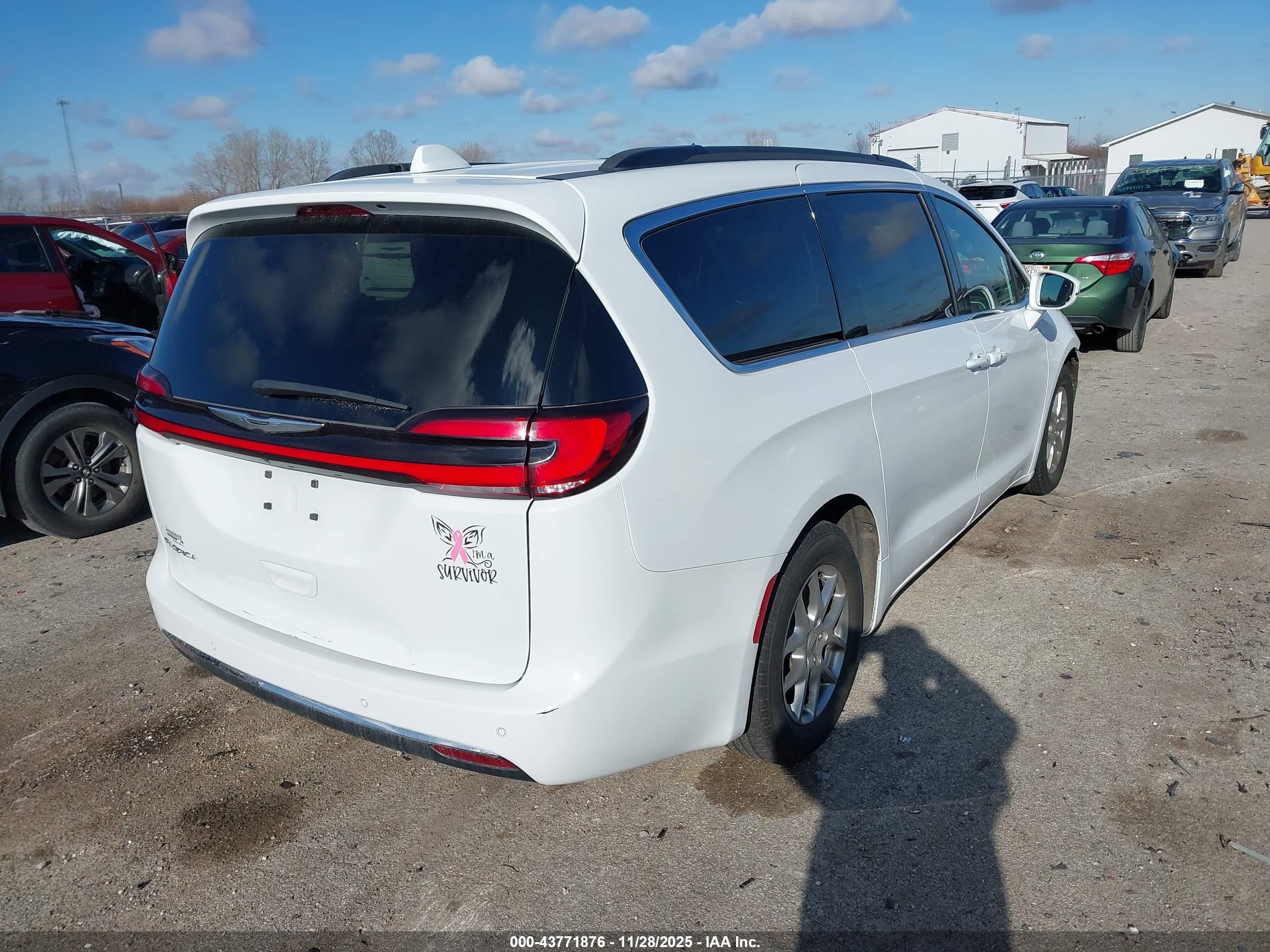 CHRYSLER PACIFICA image 4