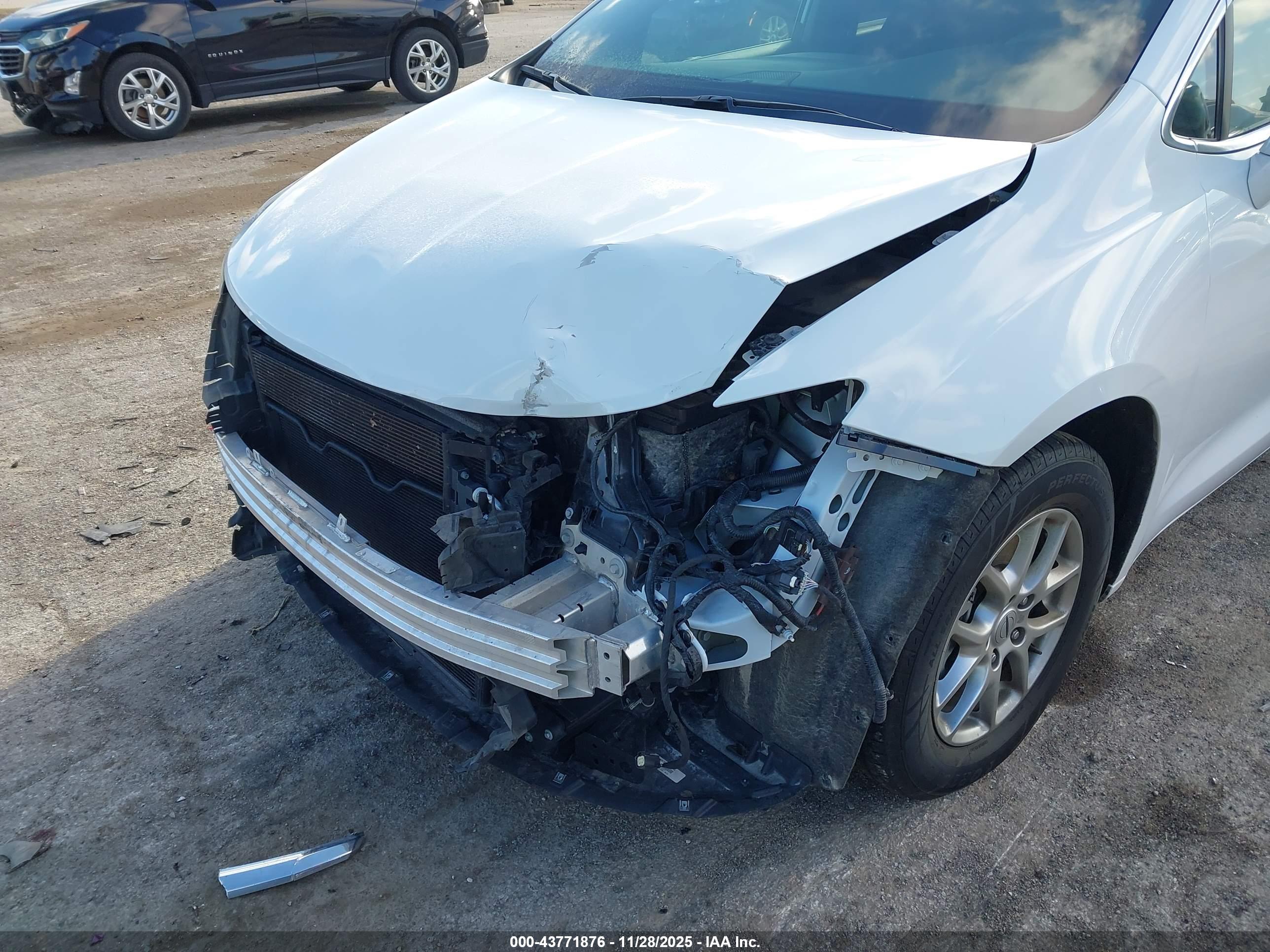 CHRYSLER PACIFICA image 6