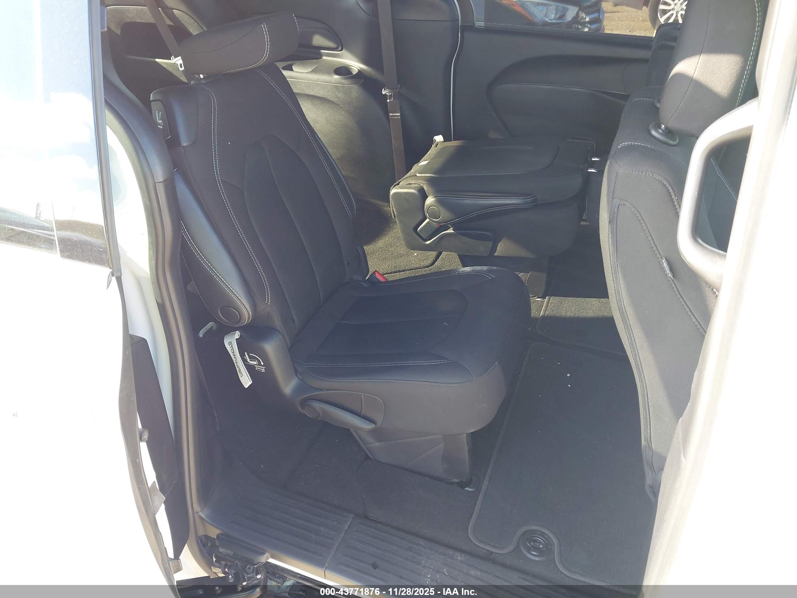 CHRYSLER PACIFICA image 8