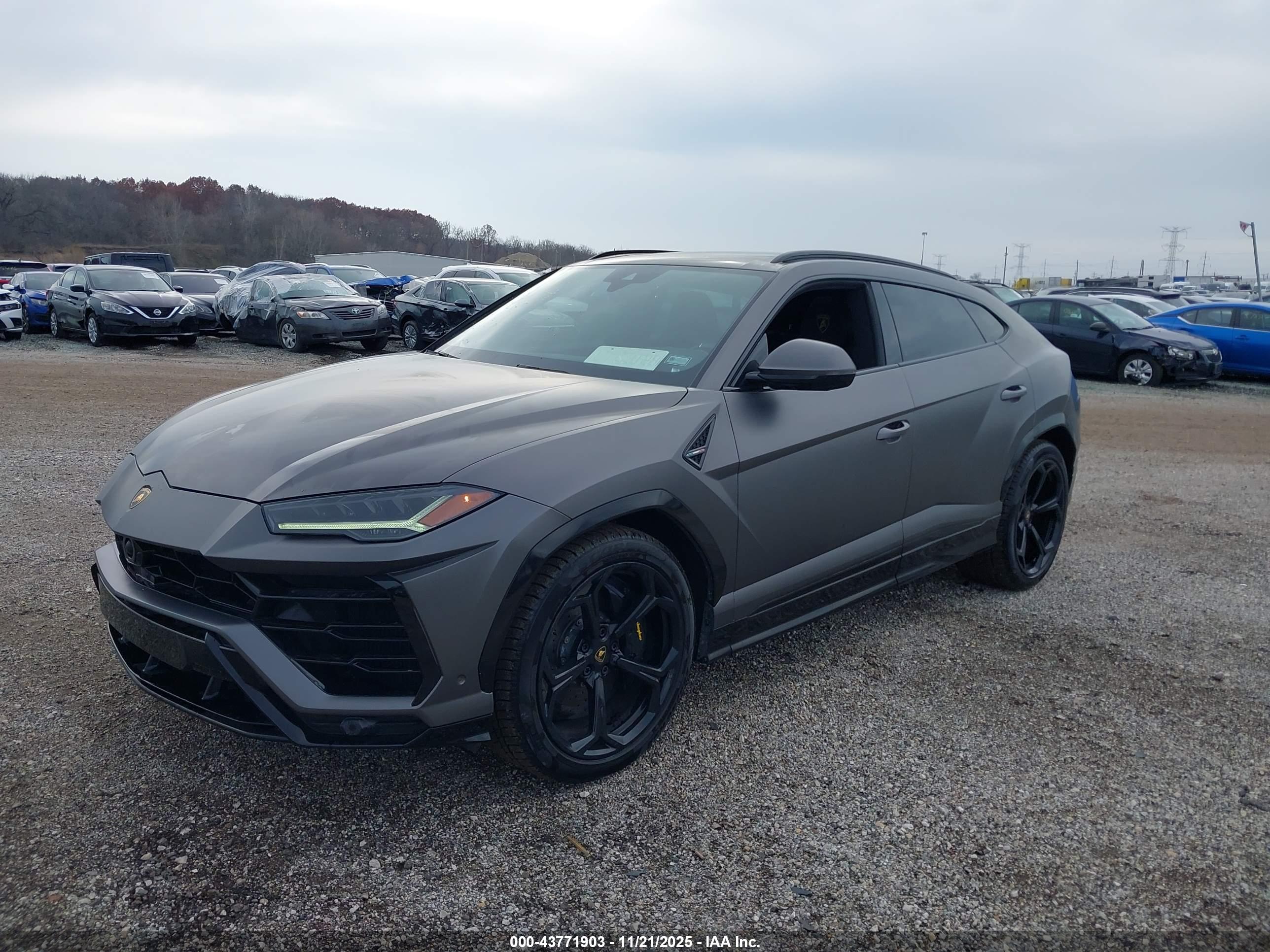 LAMBORGHINI URUS image 2