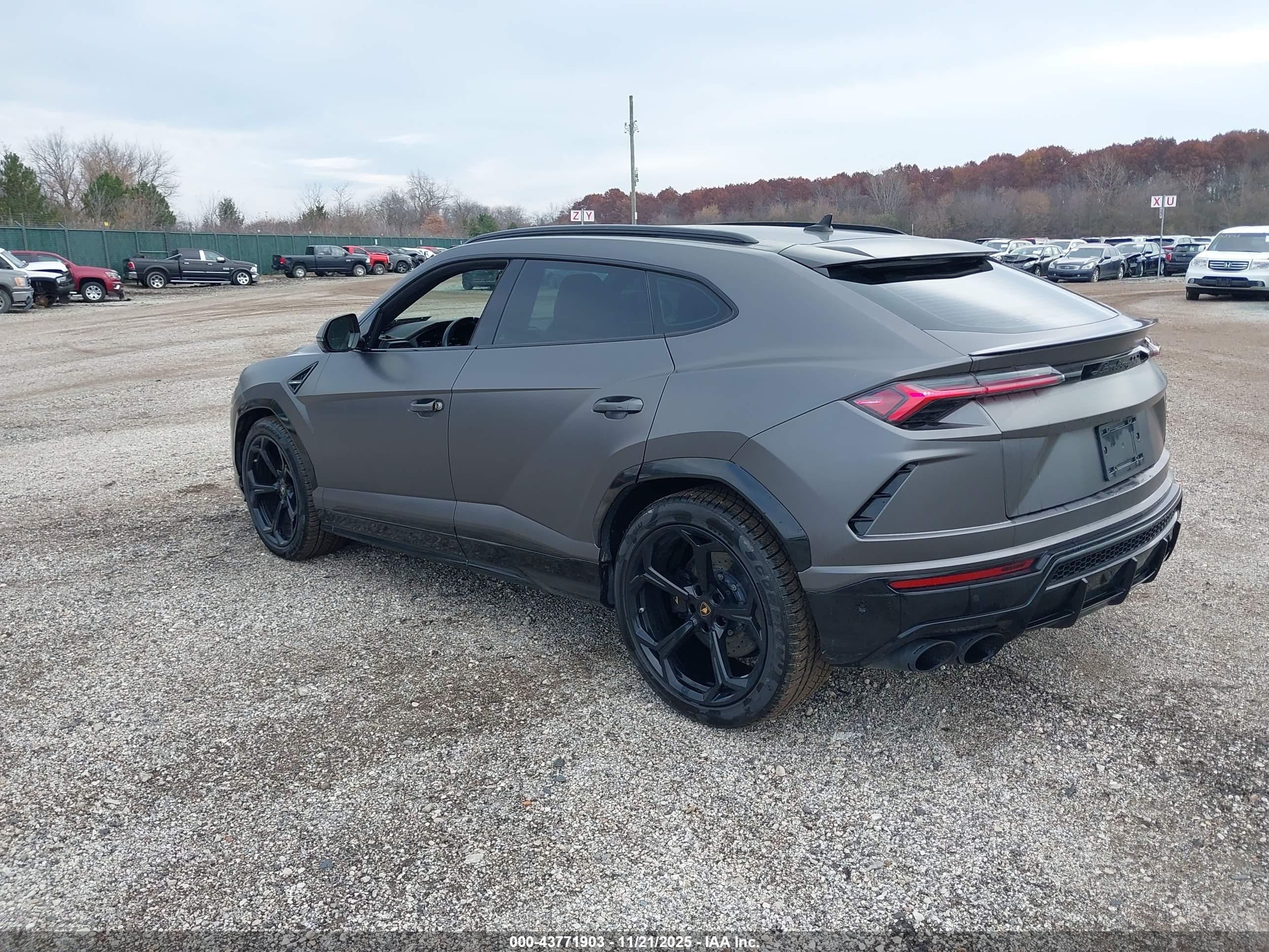 LAMBORGHINI URUS image 3