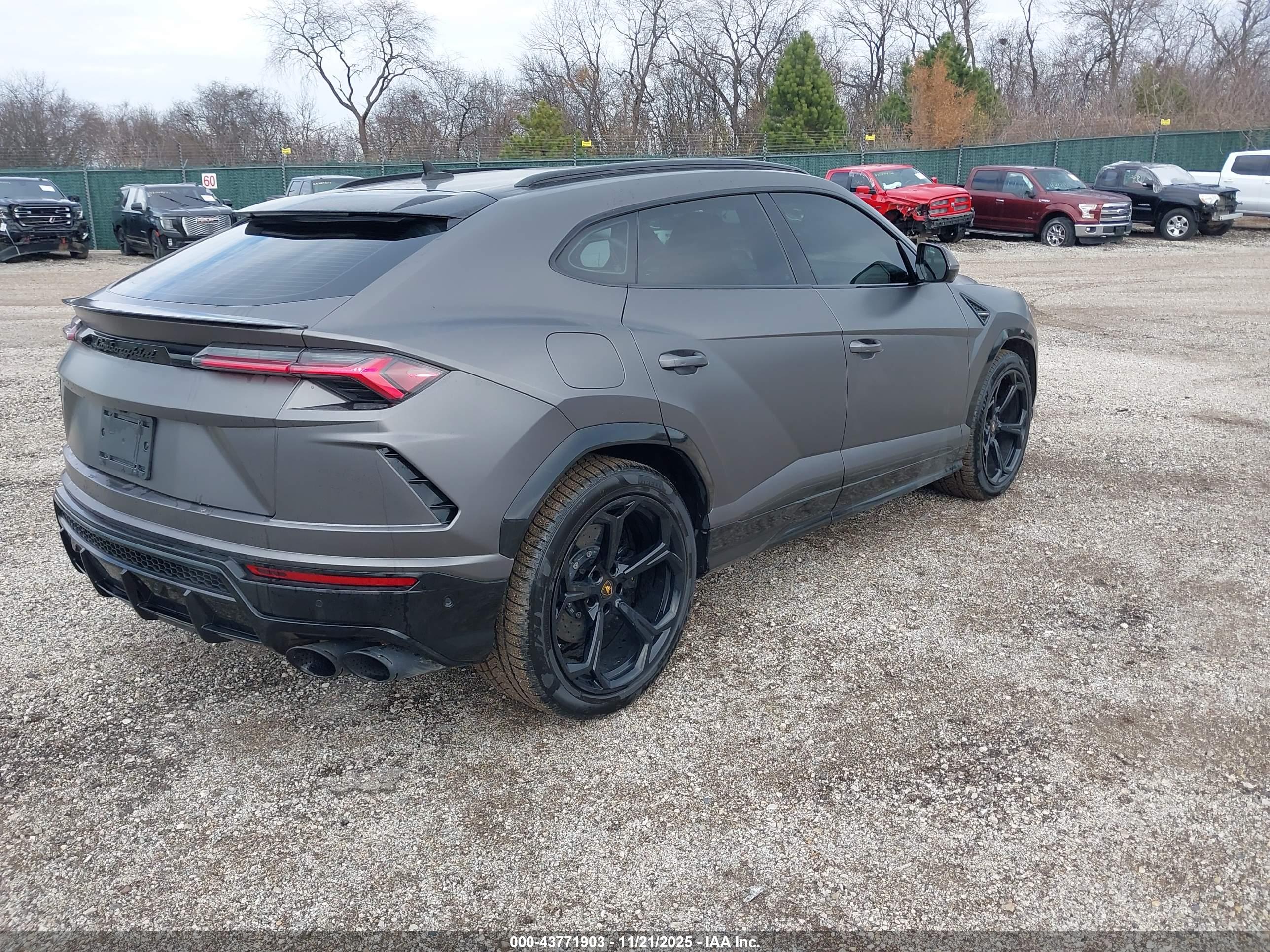 LAMBORGHINI URUS image 4