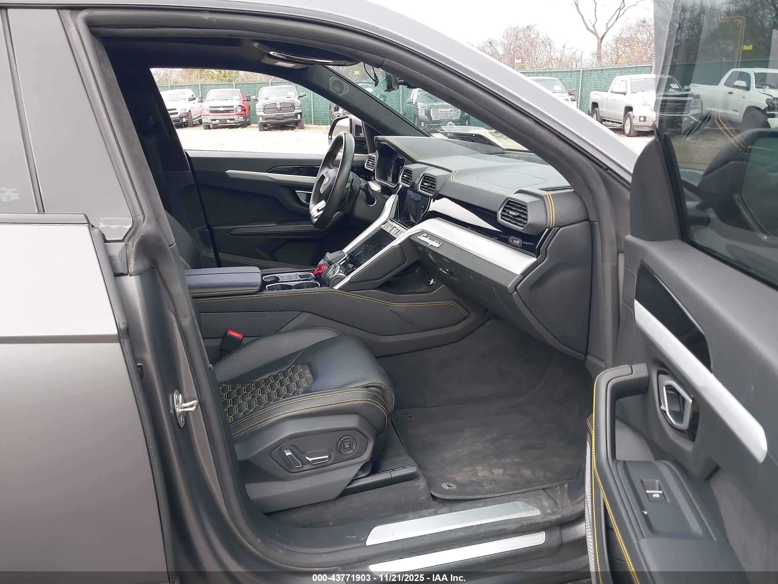LAMBORGHINI URUS image 5
