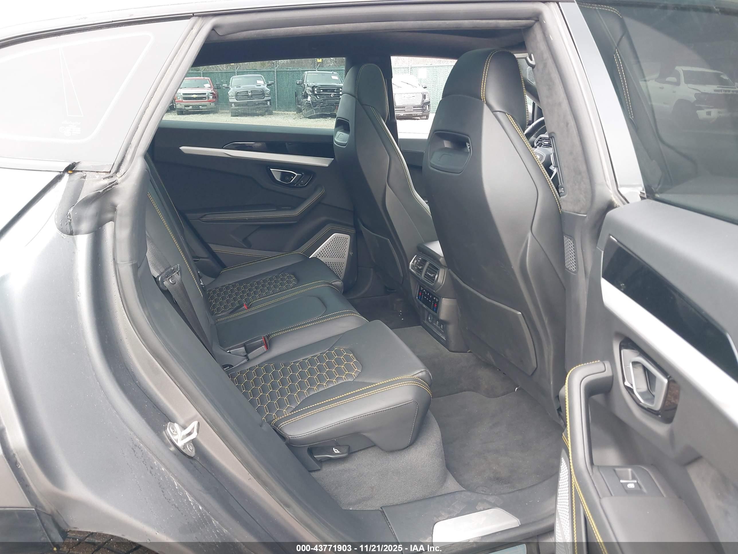 LAMBORGHINI URUS image 8
