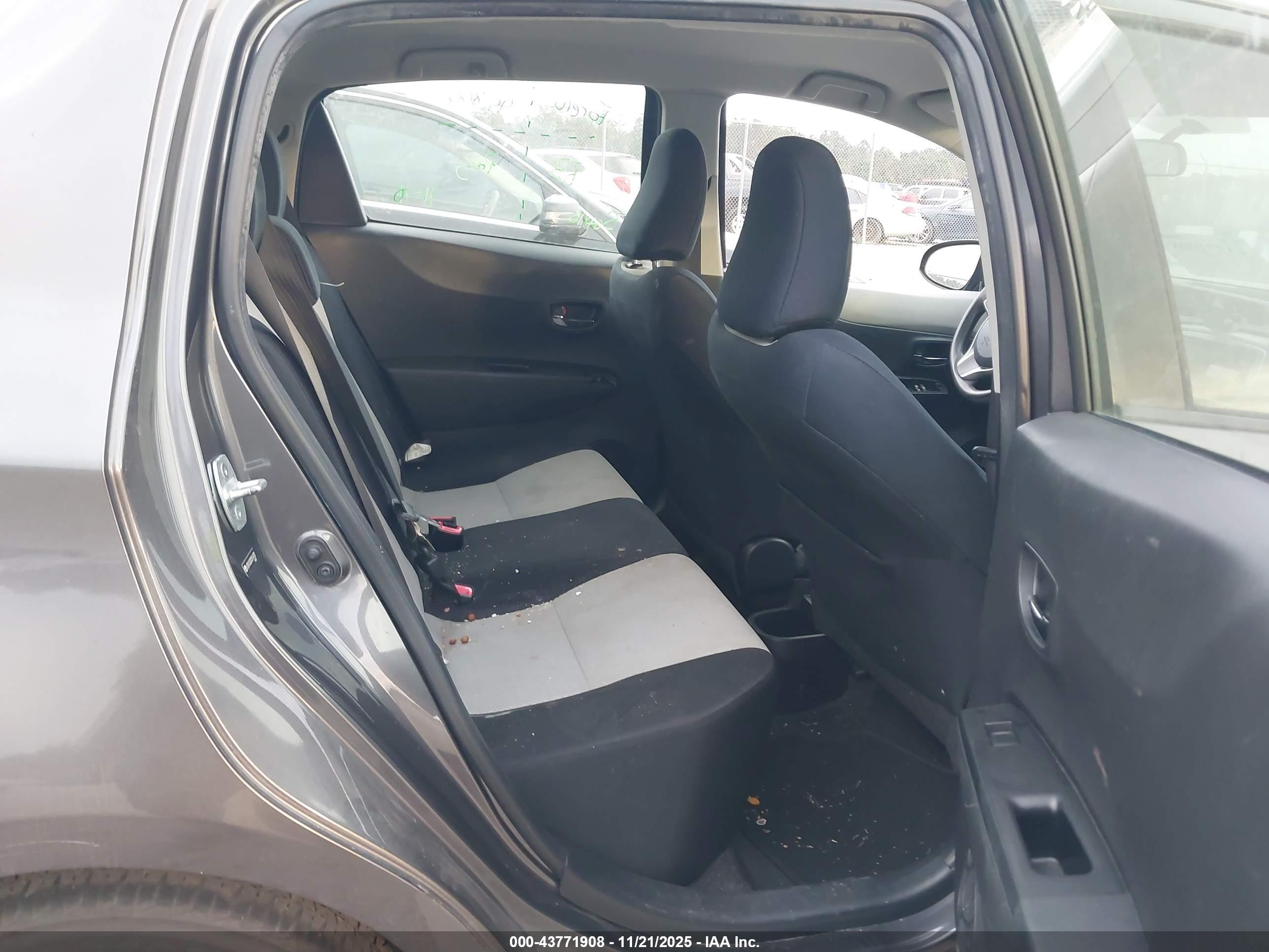 TOYOTA YARIS image 8