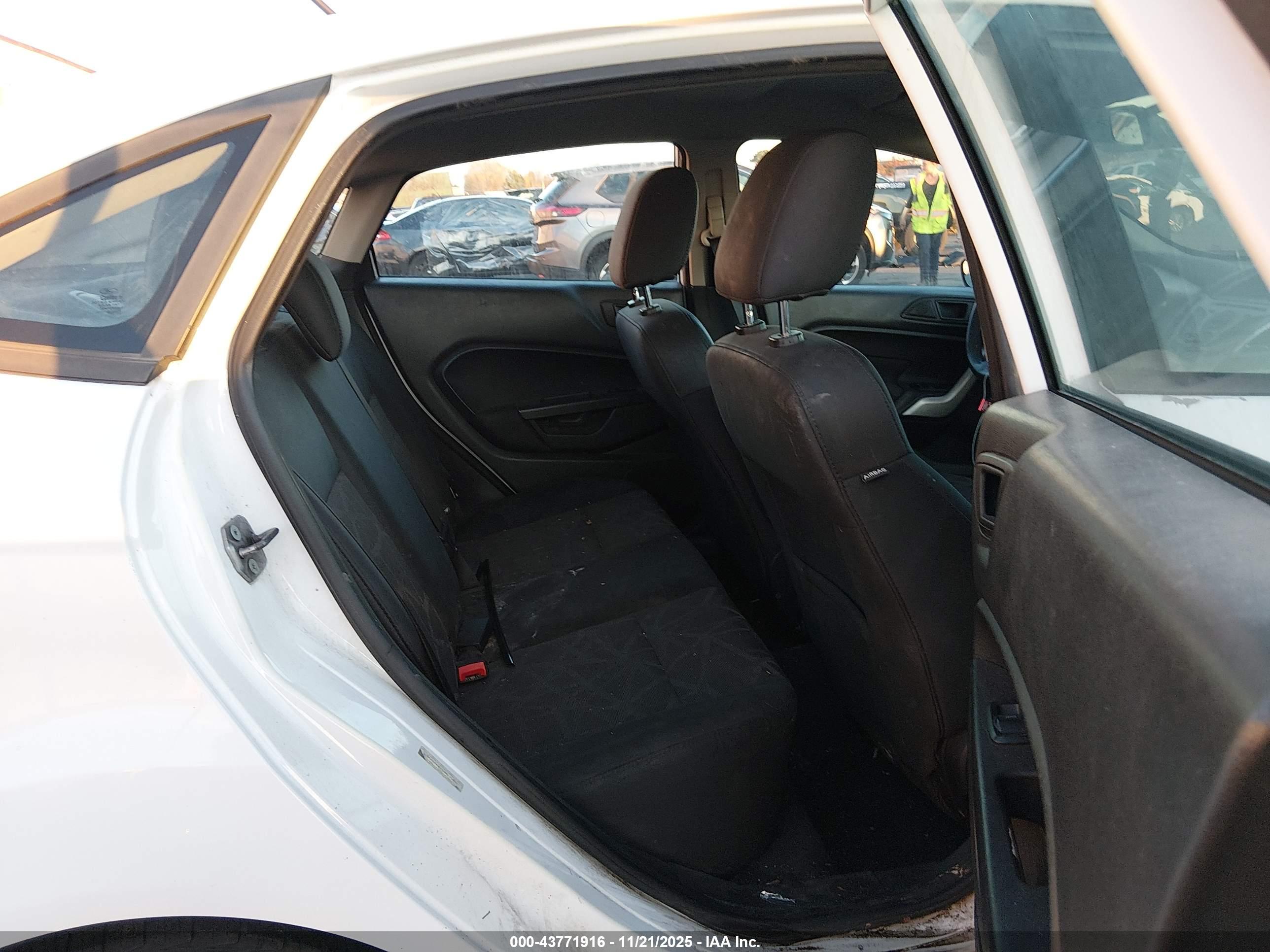FORD FIESTA image 8