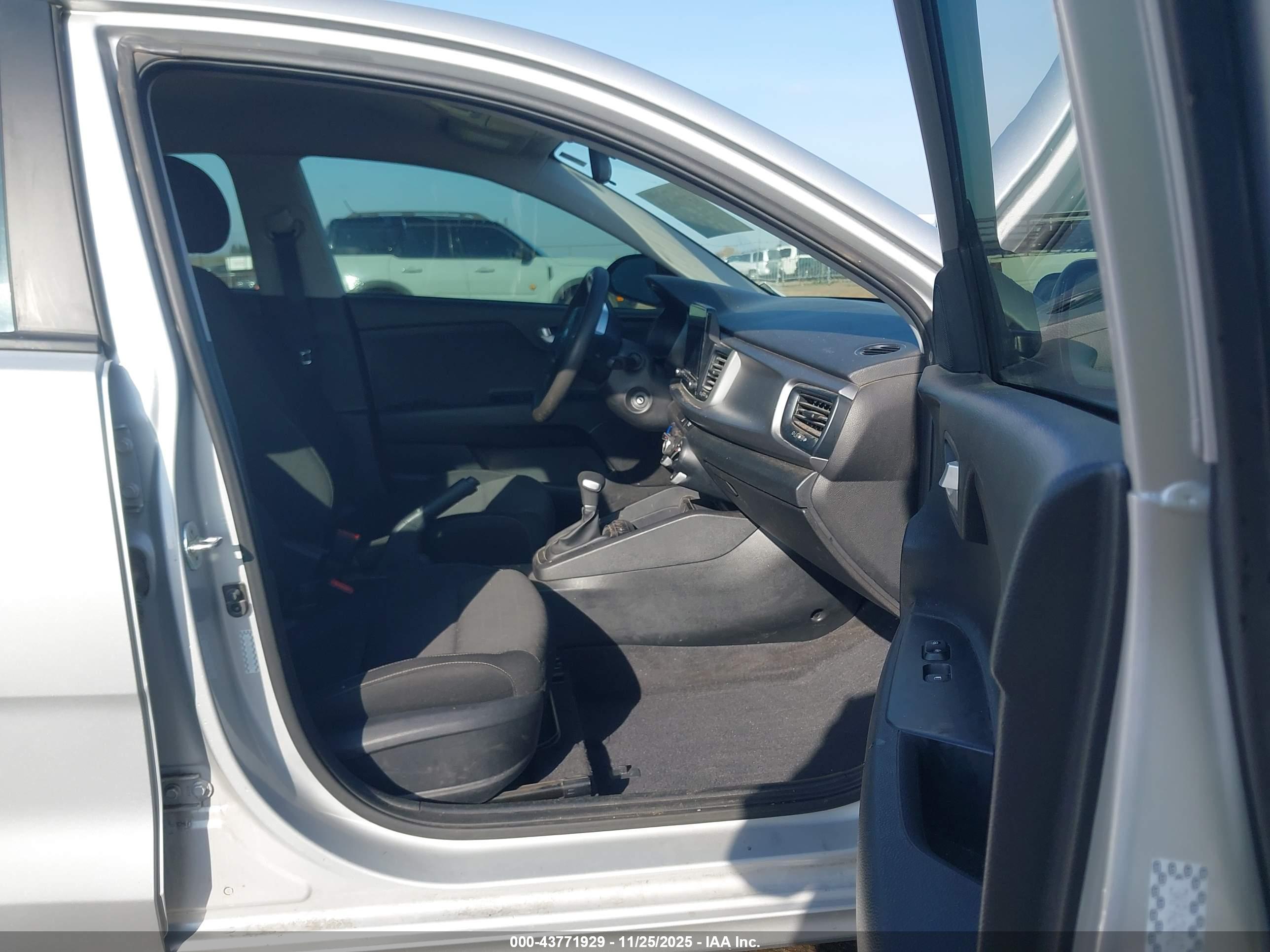 KIA RIO image 5