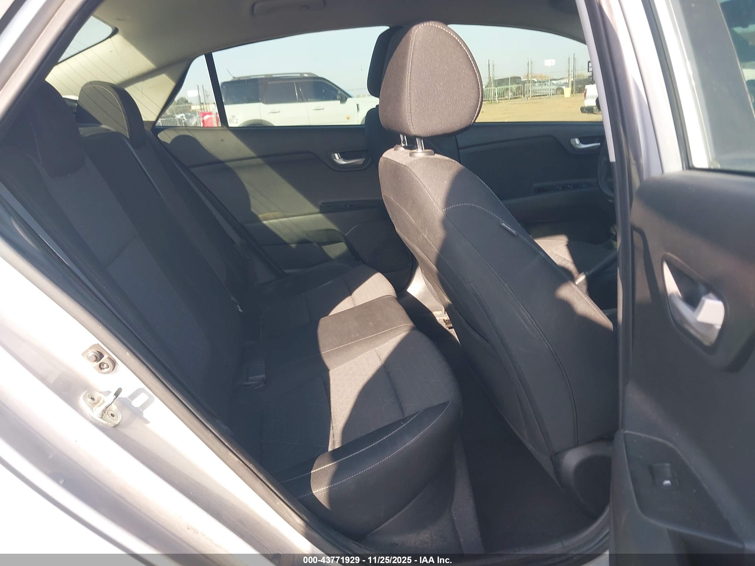 KIA RIO image 8