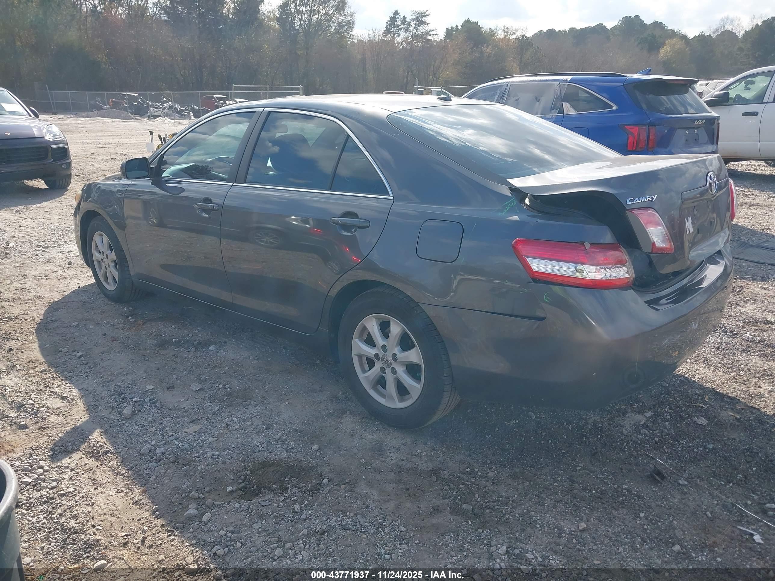 TOYOTA CAMRY image 3
