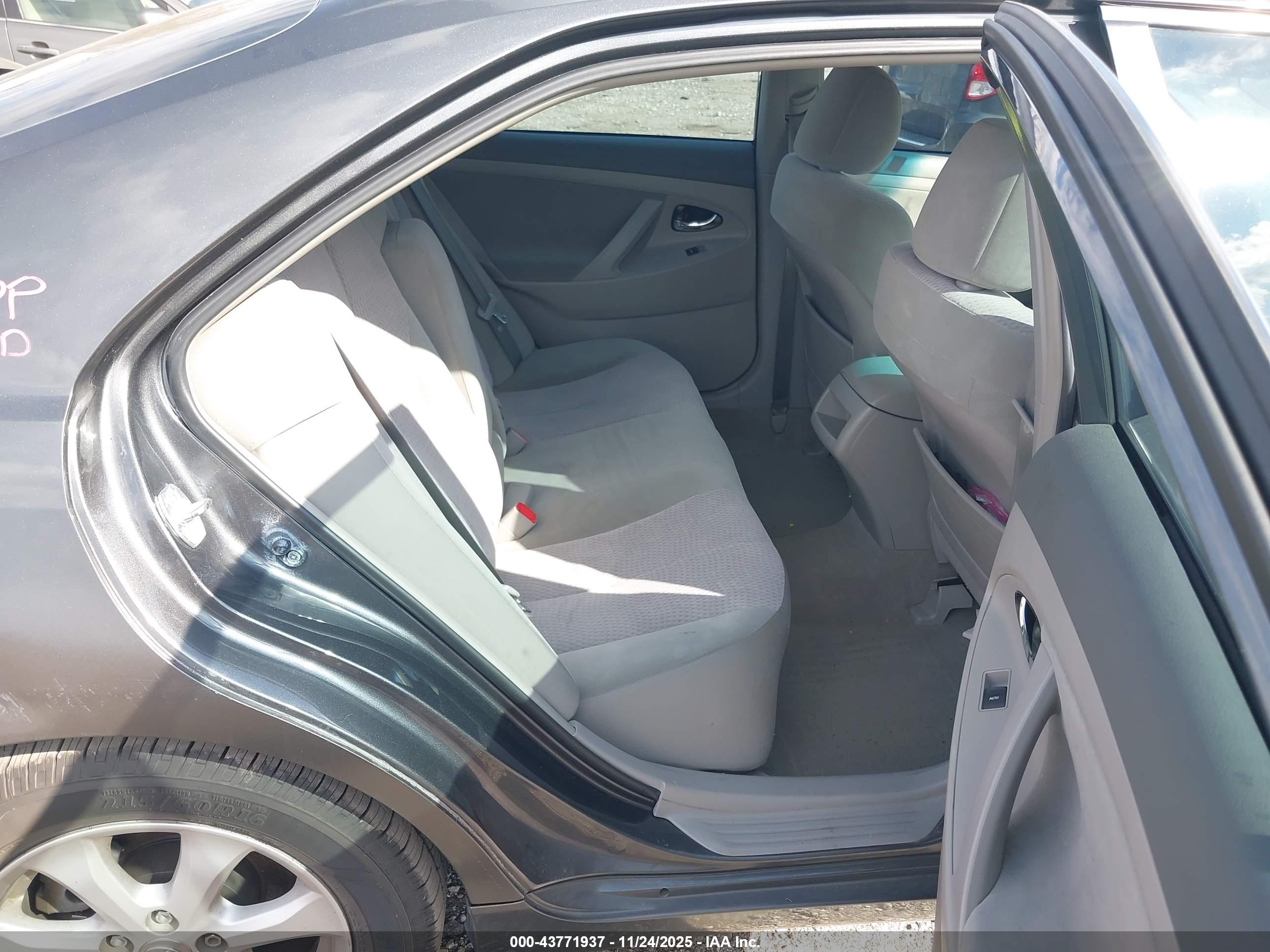 TOYOTA CAMRY image 8