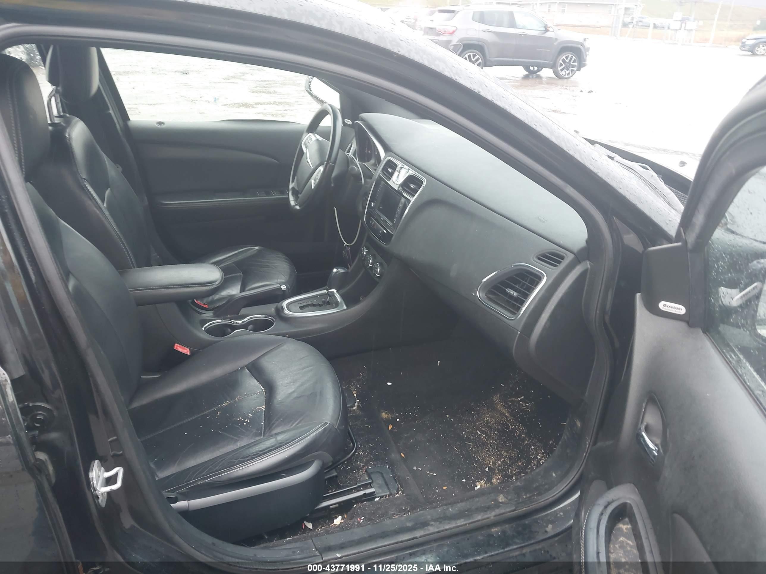 CHRYSLER 200 image 5