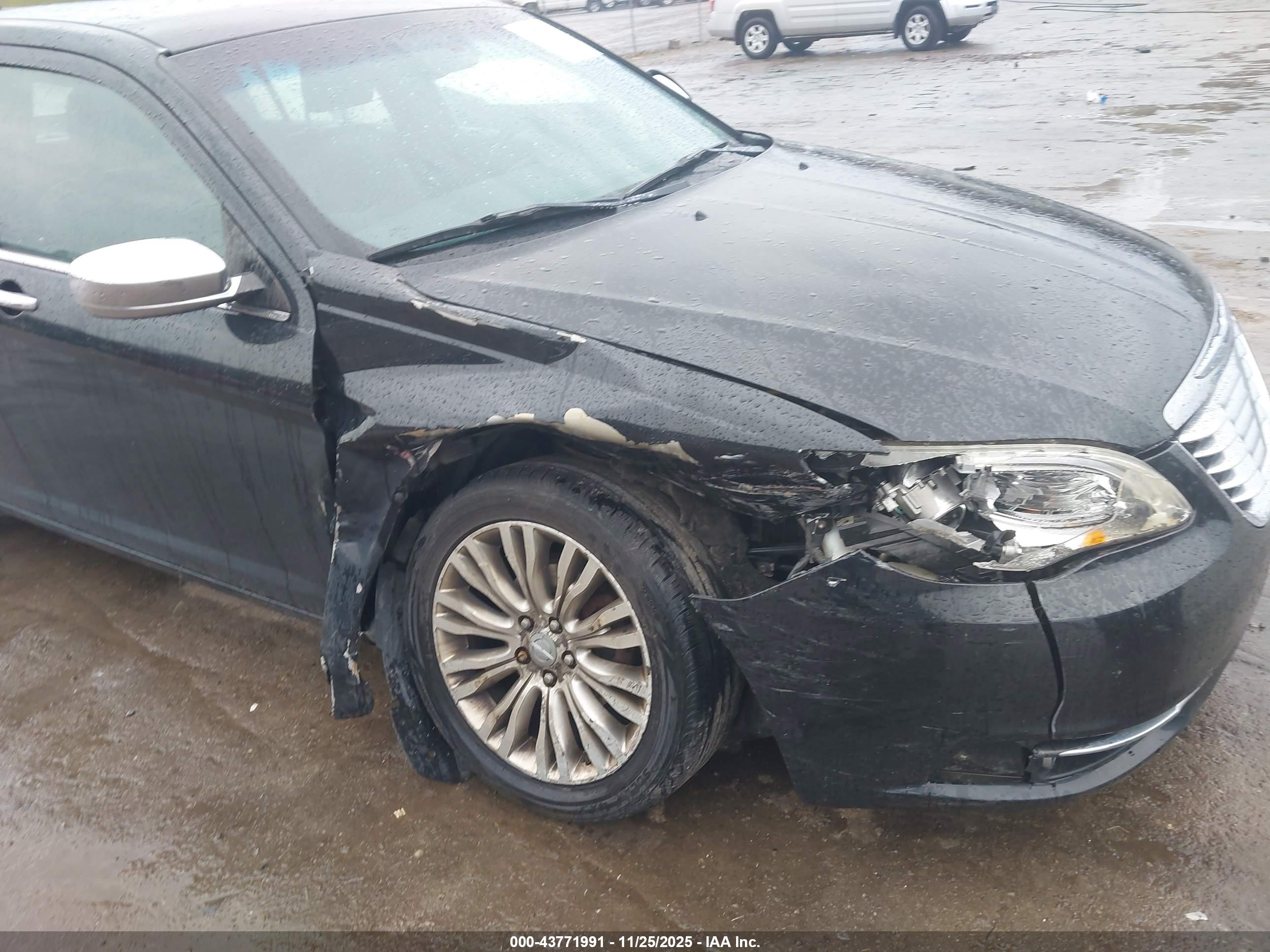 CHRYSLER 200 image 6