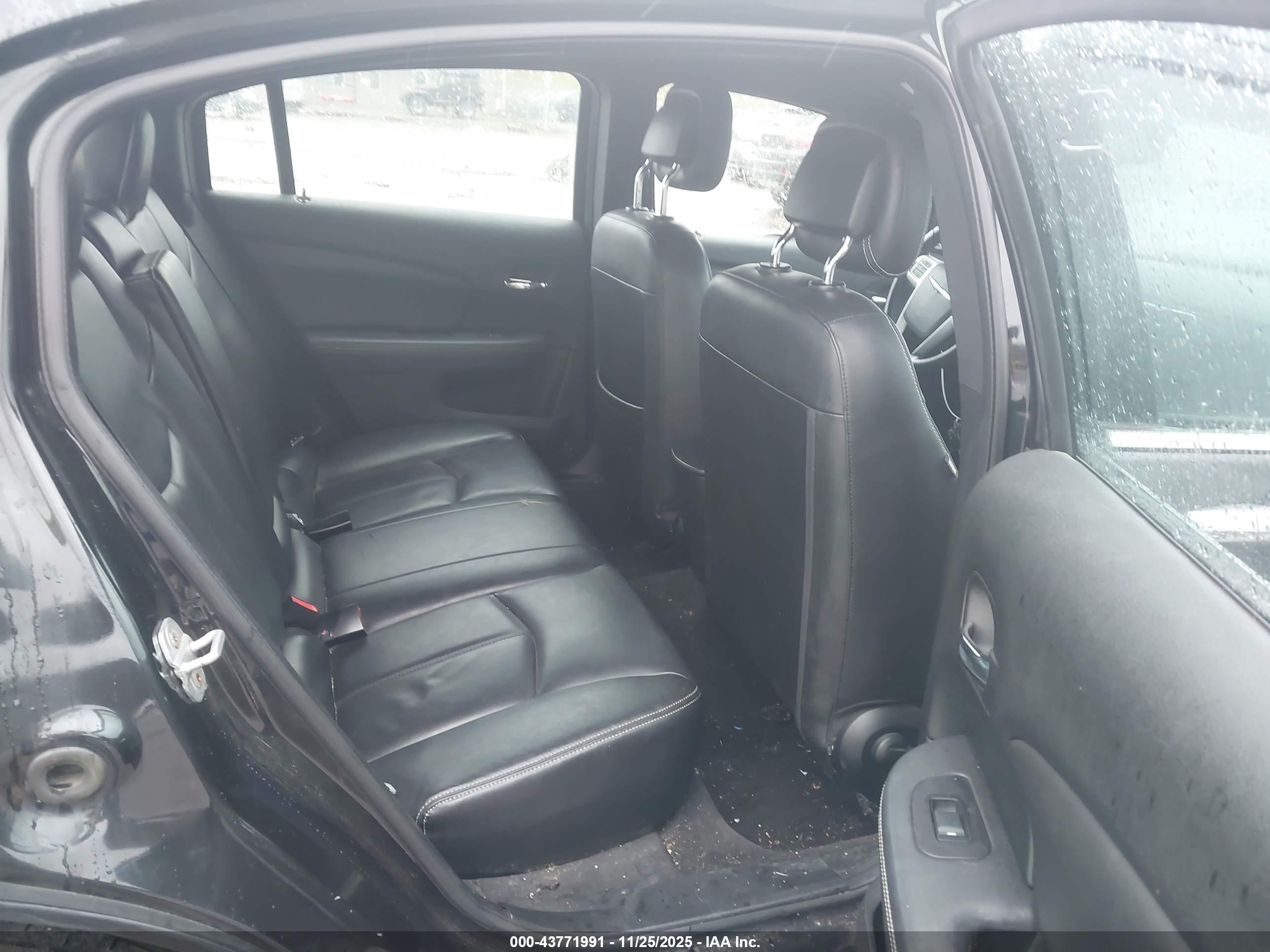 CHRYSLER 200 image 8
