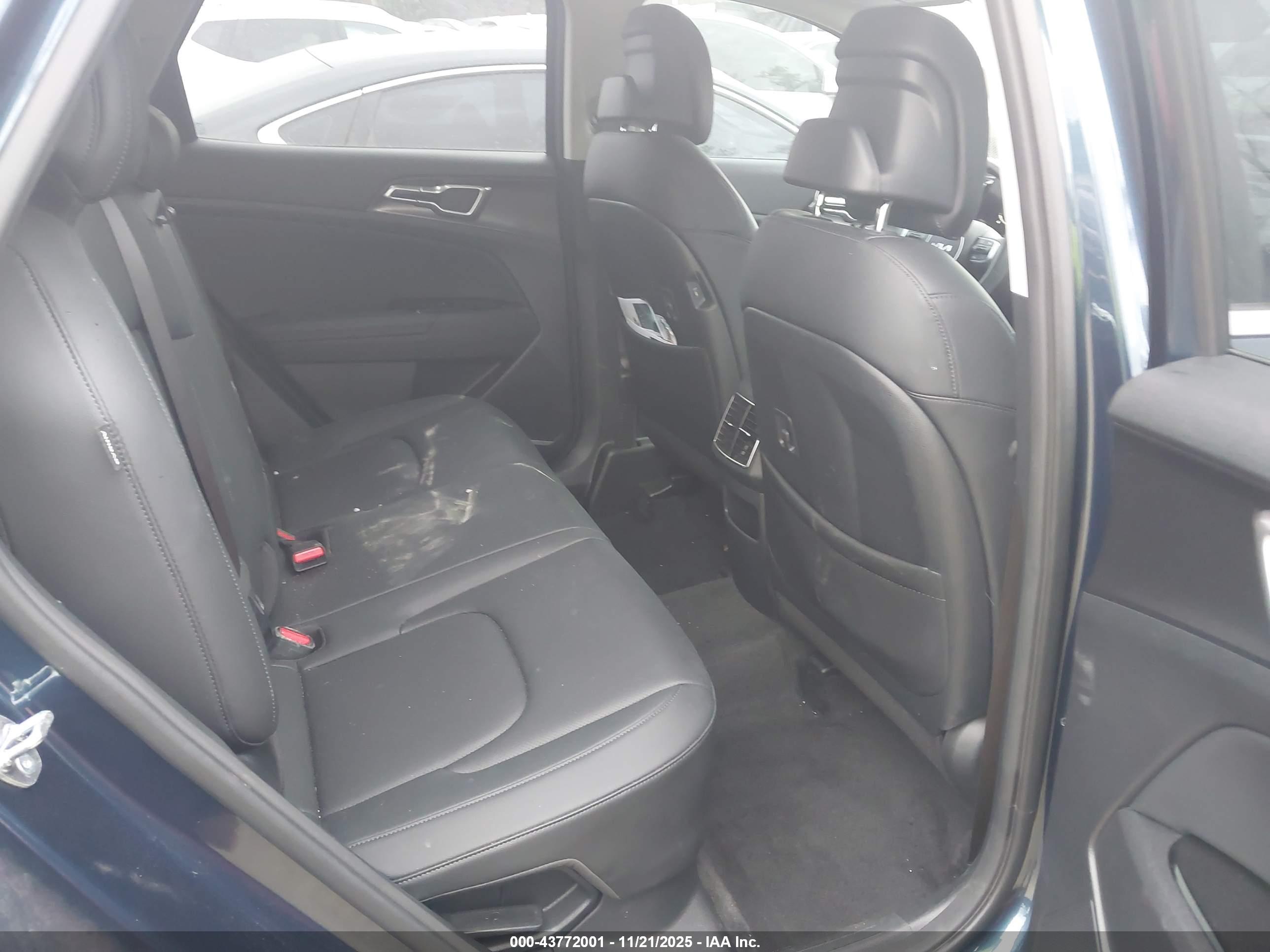 KIA SPORTAGE image 8