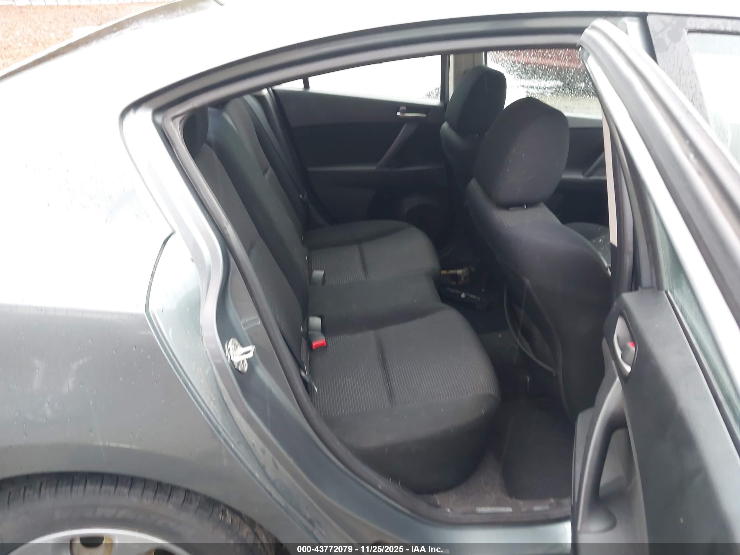 MAZDA MAZDA3 image 8
