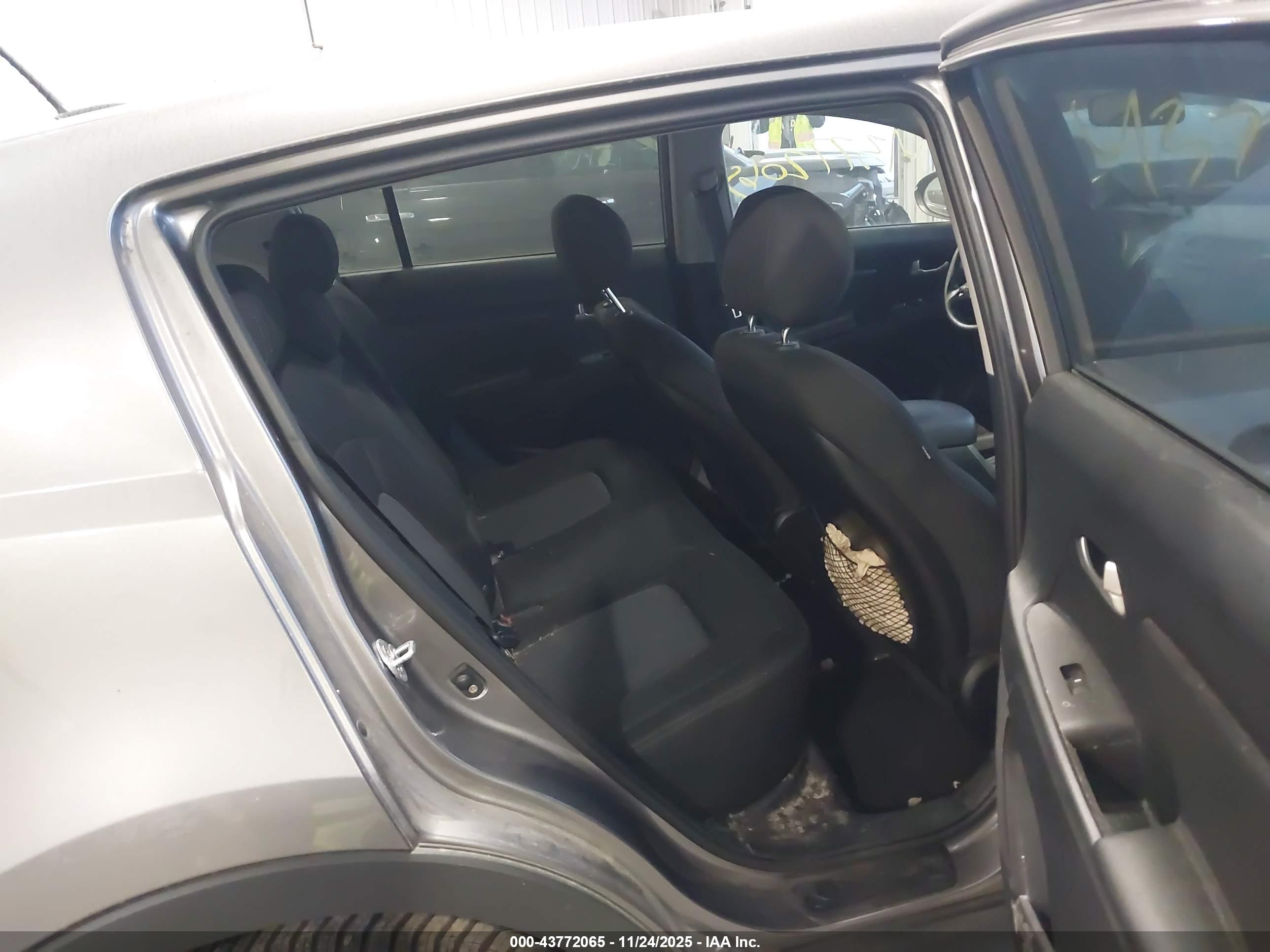 KIA SPORTAGE image 8