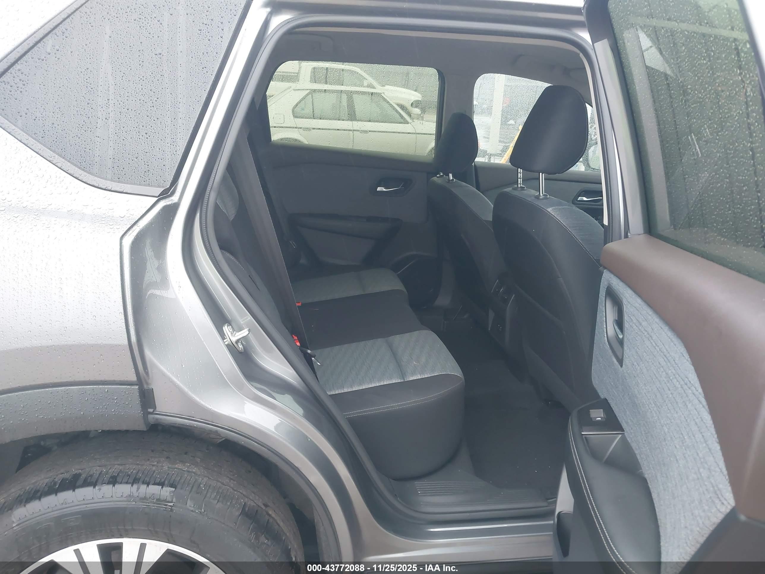 NISSAN ROGUE image 8
