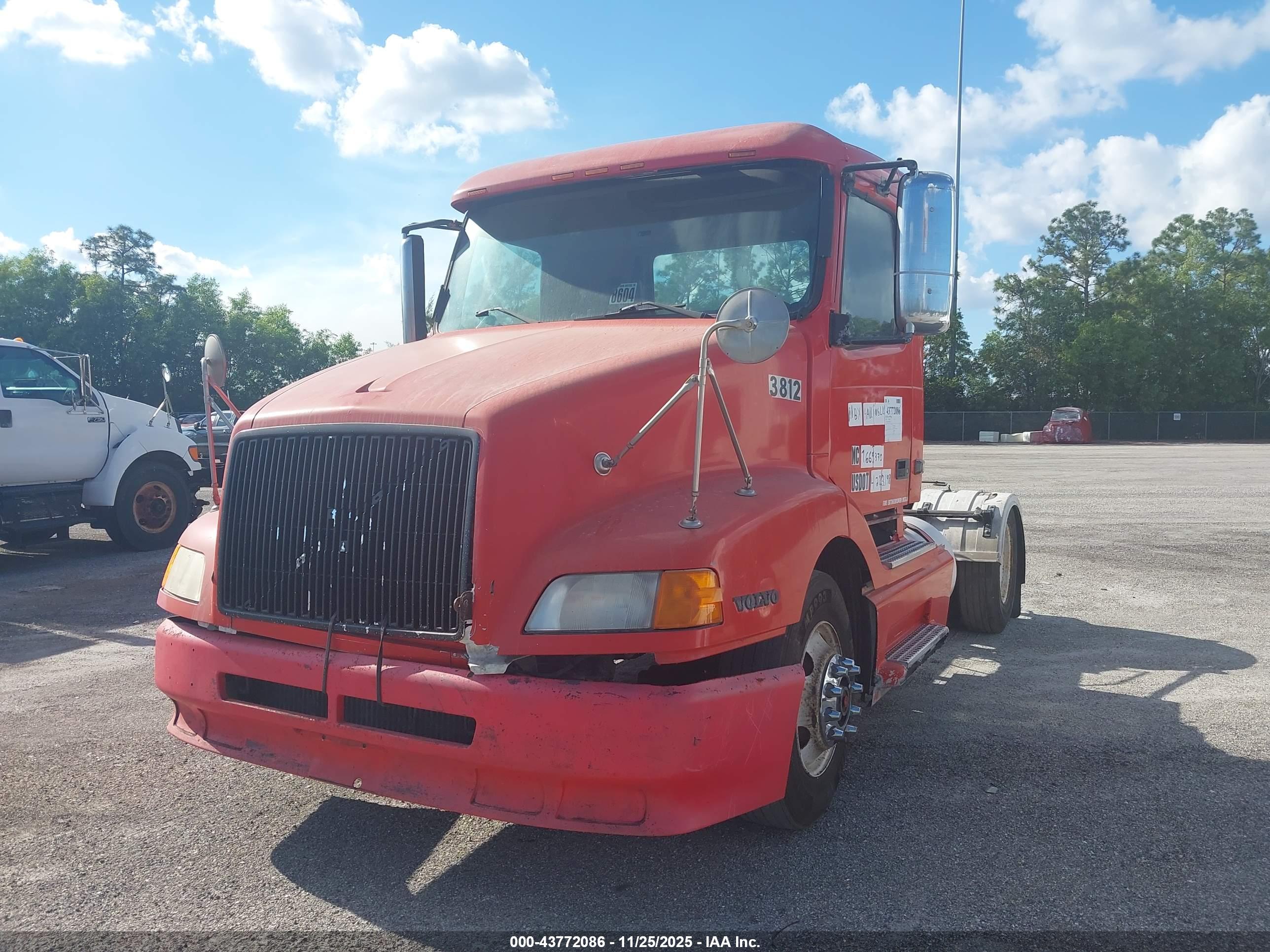 VOLVO VN image 2