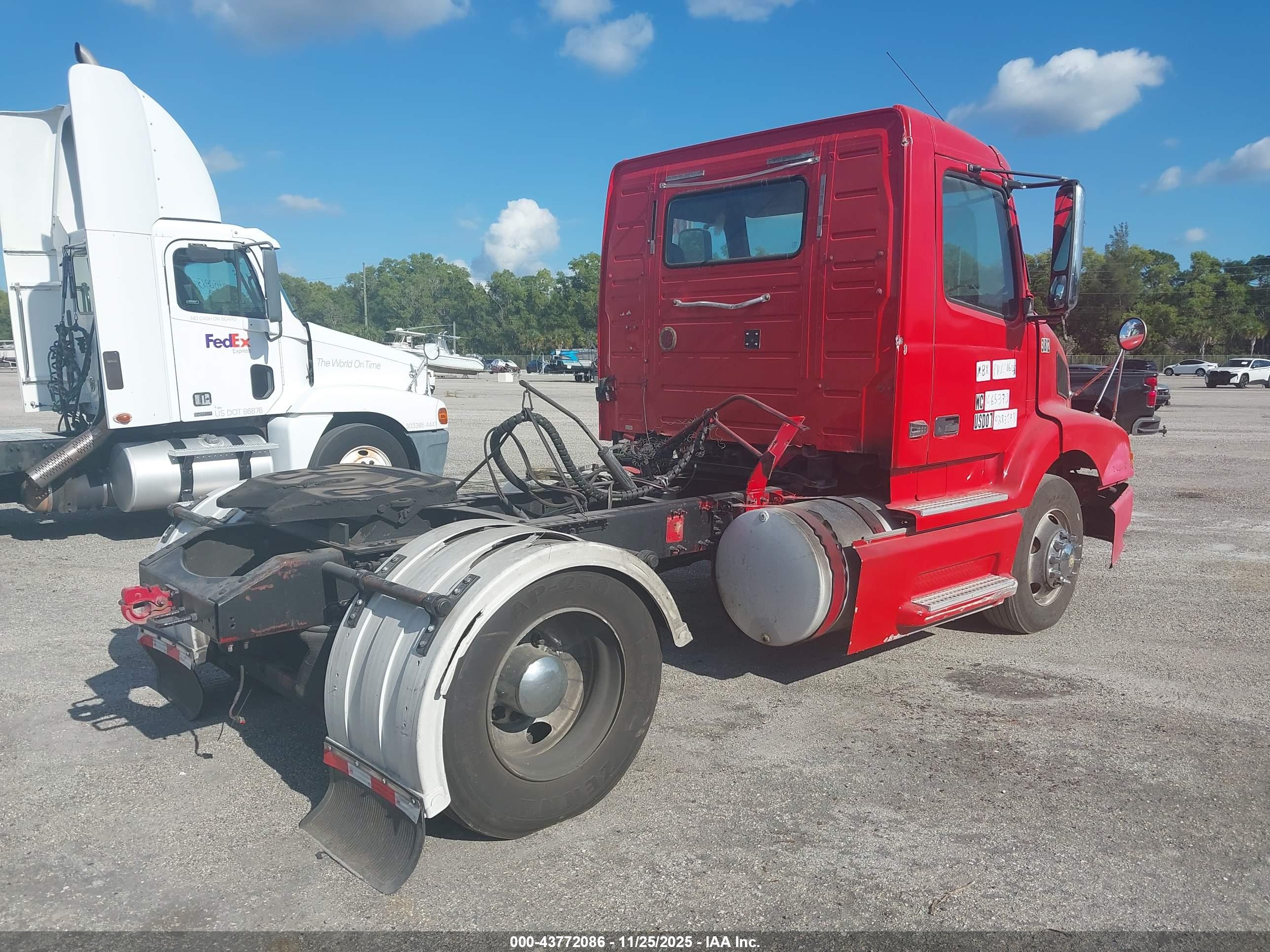 VOLVO VN image 4