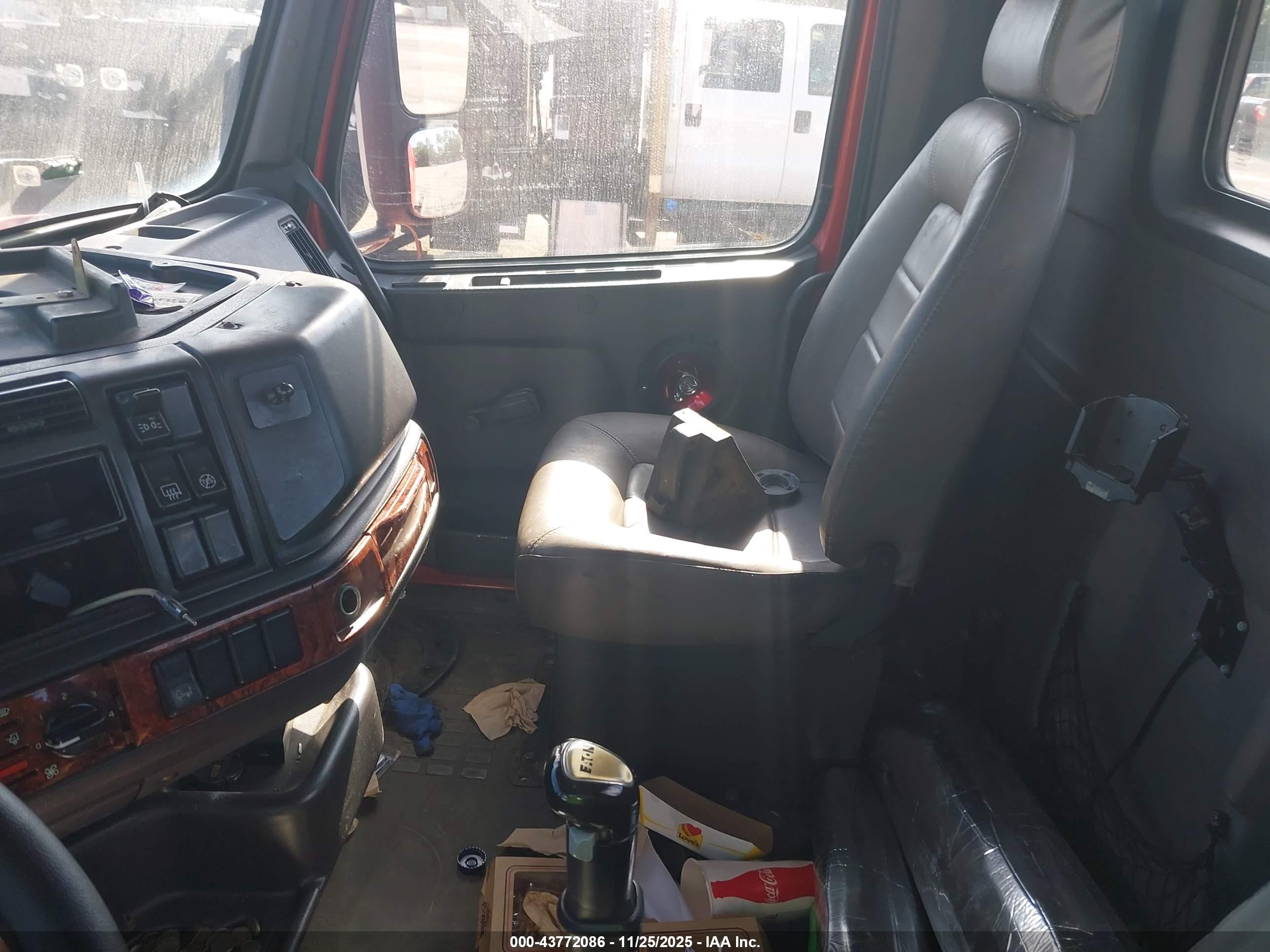 VOLVO VN image 7